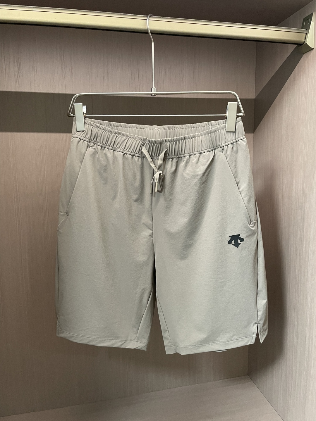 . 迪桑特 26新品短裤 冰感速干面料，夏日体感直降3℃采用高弹冰丝速干面料，触感丝滑凉感，上身自带降温