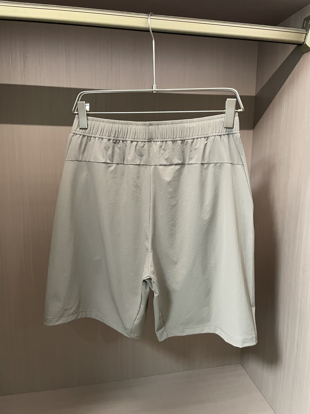 . 迪桑特 26新品短裤 冰感速干面料，夏日体感直降3℃采用高弹冰丝速干面料，触感丝滑凉感，上身自带降温