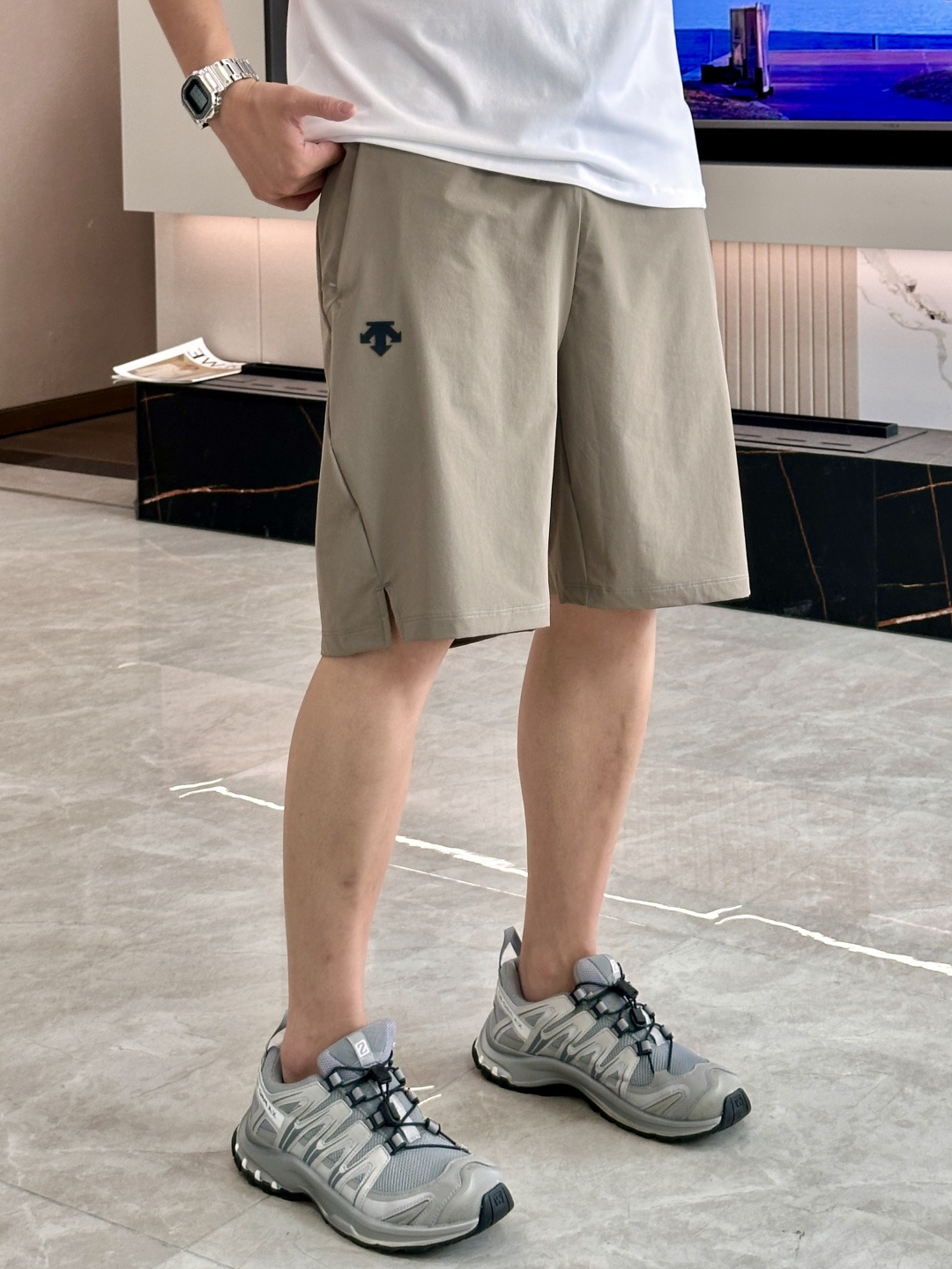 NO:858840,Descente 26 new shorts are made of ice-feeling quick-drying fabrics, which can reduce your body temperature by 3°C in summer. They are made of high-elastic ice silk quick-drying fabrics that feel silky and cool, and have a cooling buff on the upper body to bid farewell to hot and sticky summers. The fabric has excellent moisture wicking properties, and can be quickly dried even if you sweat during exercise. It is also refreshing and hassle-free for daily commuting. Simple and neat tailoring, zero burden, suitable for many scenes  The straight and slightly loose version does not restrict the leg shape or height, and is suitable for all body types. The waist adopts a wide-border elastic + drawstring design, which can be adjusted freely without tightening the waist or slipping. It is comfortable for daily wear and can fit the body without swaying during exercise. The slit design on the side of the trouser leg allows for unrestricted movement, allowing you to walk with wind without dragging. The low-key brand logo embroidery is simple and unobtrusive, with a high-end texture. Full of details, both practical and textured.  Hidden pockets on both sides are designed to be safe and prevent them from falling out. Cell phones and keys can be stored securely, and they are not afraid of slipping when exercising. The hemming process is neat and delicate, wear-resistant and anti-wear, and will not be easily deformed after long-term wear. Versatile colors, suitable for various T-shirts and sweatshirts, easily create a simple urban/sporty functional style. Sizes L-4XL, hoodie, sweatshirts, shorts, tees, t-shirt,19860909迪桑特 26新品短裤 冰感速干面料,夏日体感直降3℃ 采用高弹冰丝速干面料,触感丝滑凉感,上身自带降温buff,告别夏日闷热黏腻.面料吸湿排汗性能拉满,运动暴汗也能快速干爽,日常通勤穿也清爽无负担. 简约利落剪裁,零负担适配多场景 直筒微宽松版型,不挑腿型不压身高,适配各种身材.腰头采用宽边松紧+抽绳双设计,可自由调节松紧,不勒腰不滑落,日常穿舒适自在,运动时也能贴合身体不晃荡.裤脚侧开叉设计,活动无束缚,走路带风不拖沓.低调的品牌风logo刺绣,简约不张扬,自带高级质感. 细节拉满,实用与质感兼备 双侧隐藏式口袋设计,安全防掉,手机、钥匙都能稳妥收纳,运动也不怕滑落 包边工艺工整细腻,耐磨抗造,久穿不易变形 百搭配色,适配各种T恤、卫衣,轻松打造简约都市/运动机能风造型 尺码L-4XL,,hoodie,sweatshirts,shorts,tees，t-shirt,,Men's clothing