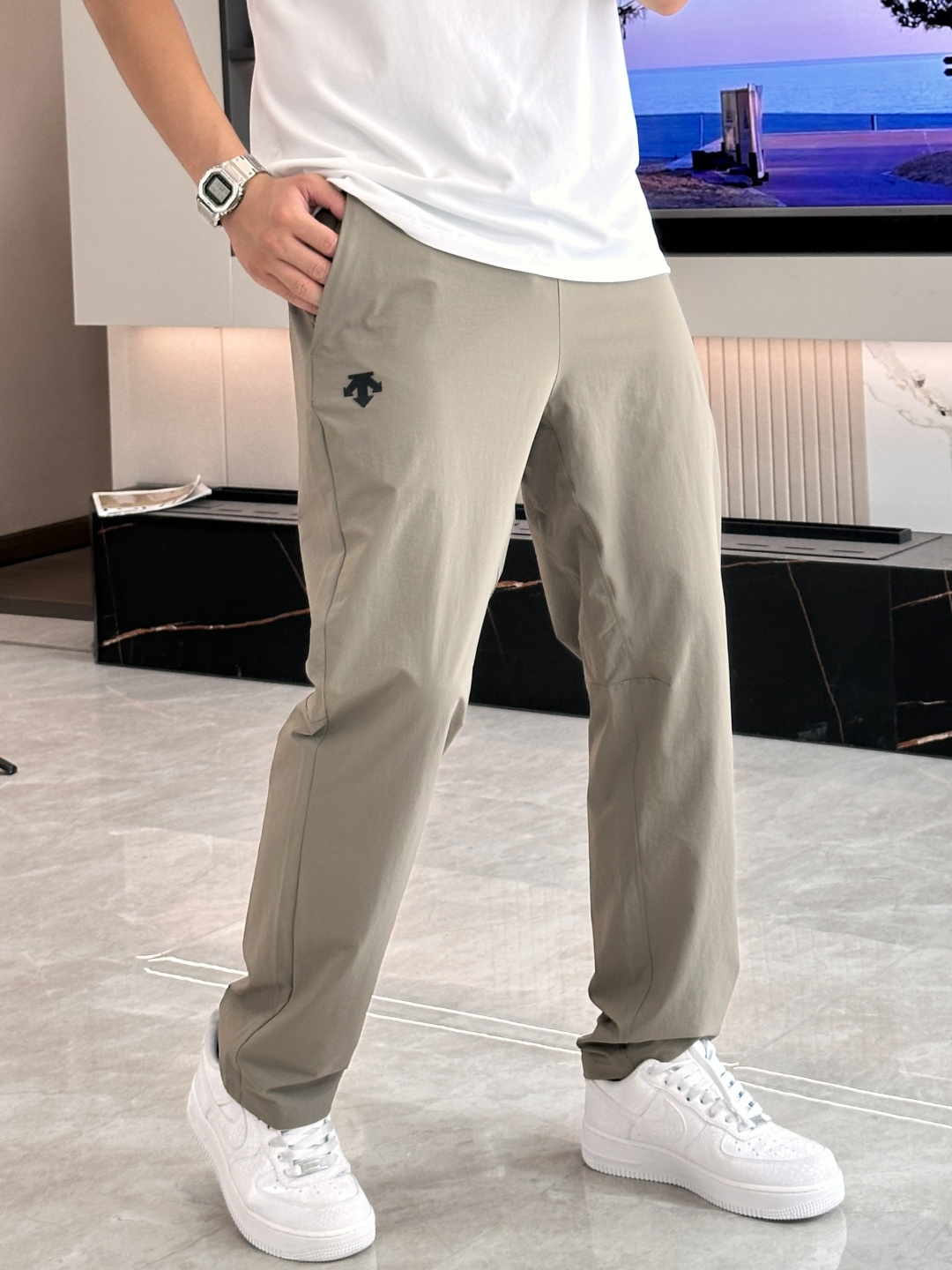 NO:858852,Descente men's casual pants, quick-drying fabric casual pants, the latest upper body style is invincible!  You can definitely close your eyes and close your eyes. This type of pants is very versatile and has an elastic waist. It can be worn in daily work and outdoor sports. It is the perfect combination of fashion, leisure and outdoor sports, so it is your best choice whether you wear it daily or outdoors. Extreme comfort and quick perspiration are the most popular focus, improving the wearing comfort. It is suitable for aerobic exercise and cross-country running. This type of running casual pants has an extremely wide range of applications, allowing you to naturally maintain your love for sports in the summer, and can also be worn in leisure life.  Size L-4Xl,,19860909迪桑特 男士休闲裤 速干面料休闲裤,最新款上身版型无敌正！ 绝对可以闭眼收的一款 此款裤子非常百搭,弹力腰围,日常上班 户外运动都可以穿着,是时尚休闲与户外运动的完美结合,所以无论您平时穿或者户外穿都是您的最佳选择. 极致舒适和快速排汗是备受青睐的重点,提升穿着舒适度,适合有氧运动和越野跑条件下穿着,此款是一件适用范围极其广泛的跑步休闲裤,让你在夏天自然可以保持对运动热爱,也可以在休闲生活中穿着 尺码L-4Xl,,,Men's clothing
