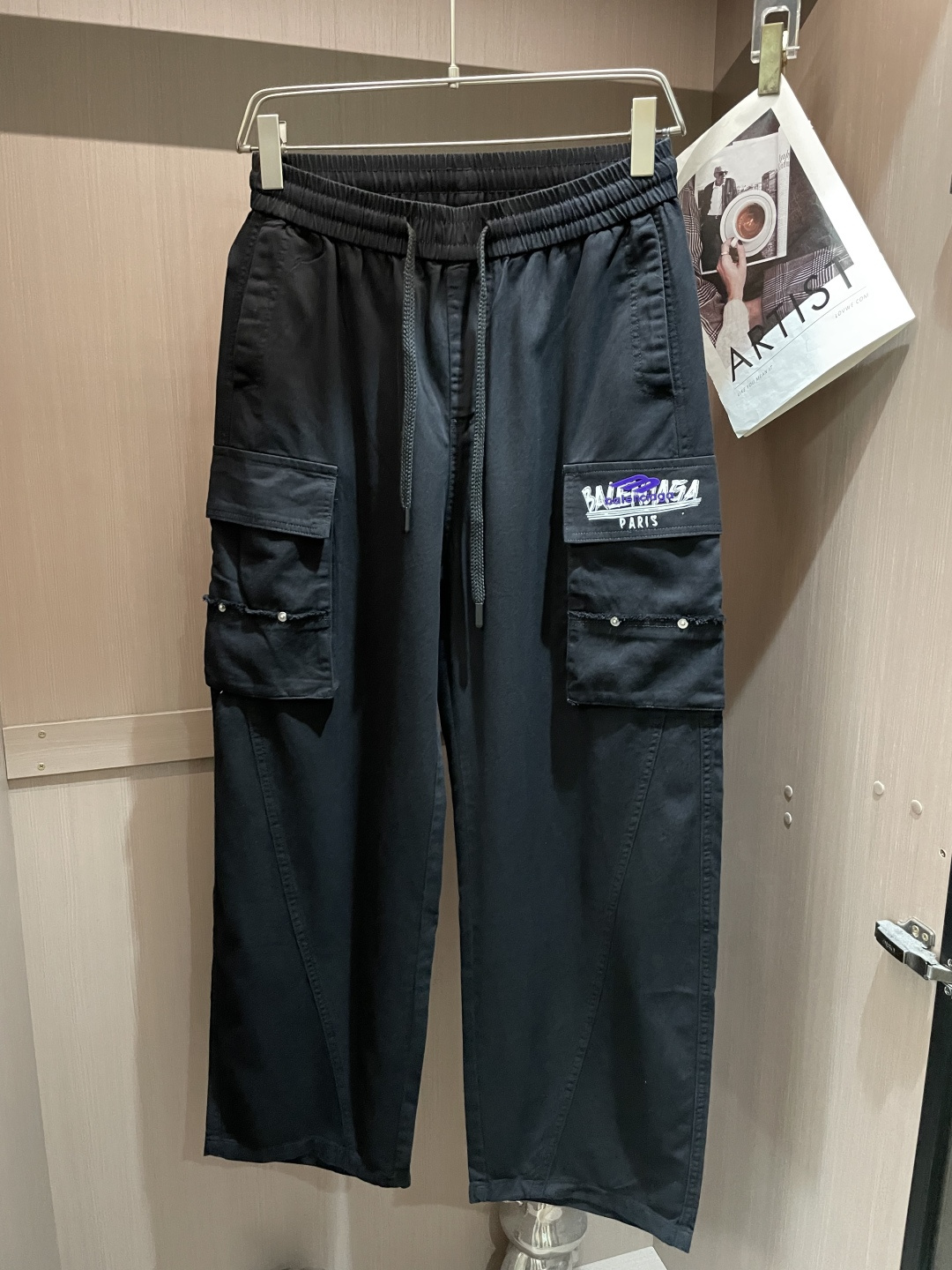 . 巴黎 2026春夏 最新款工装休闲裤，订制面料 柔软排汗，舒适度极高。上身非常舒爽，原版辅料细节。上