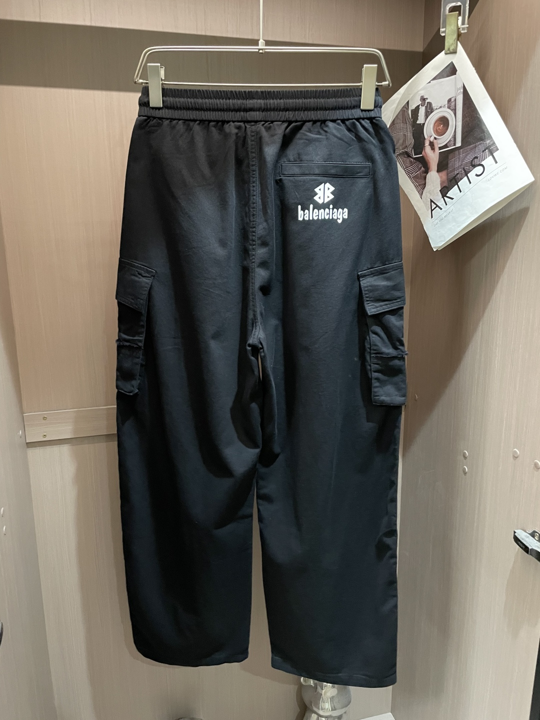. 巴黎 2026春夏 最新款工装休闲裤，订制面料 柔软排汗，舒适度极高。上身非常舒爽，原版辅料细节。上