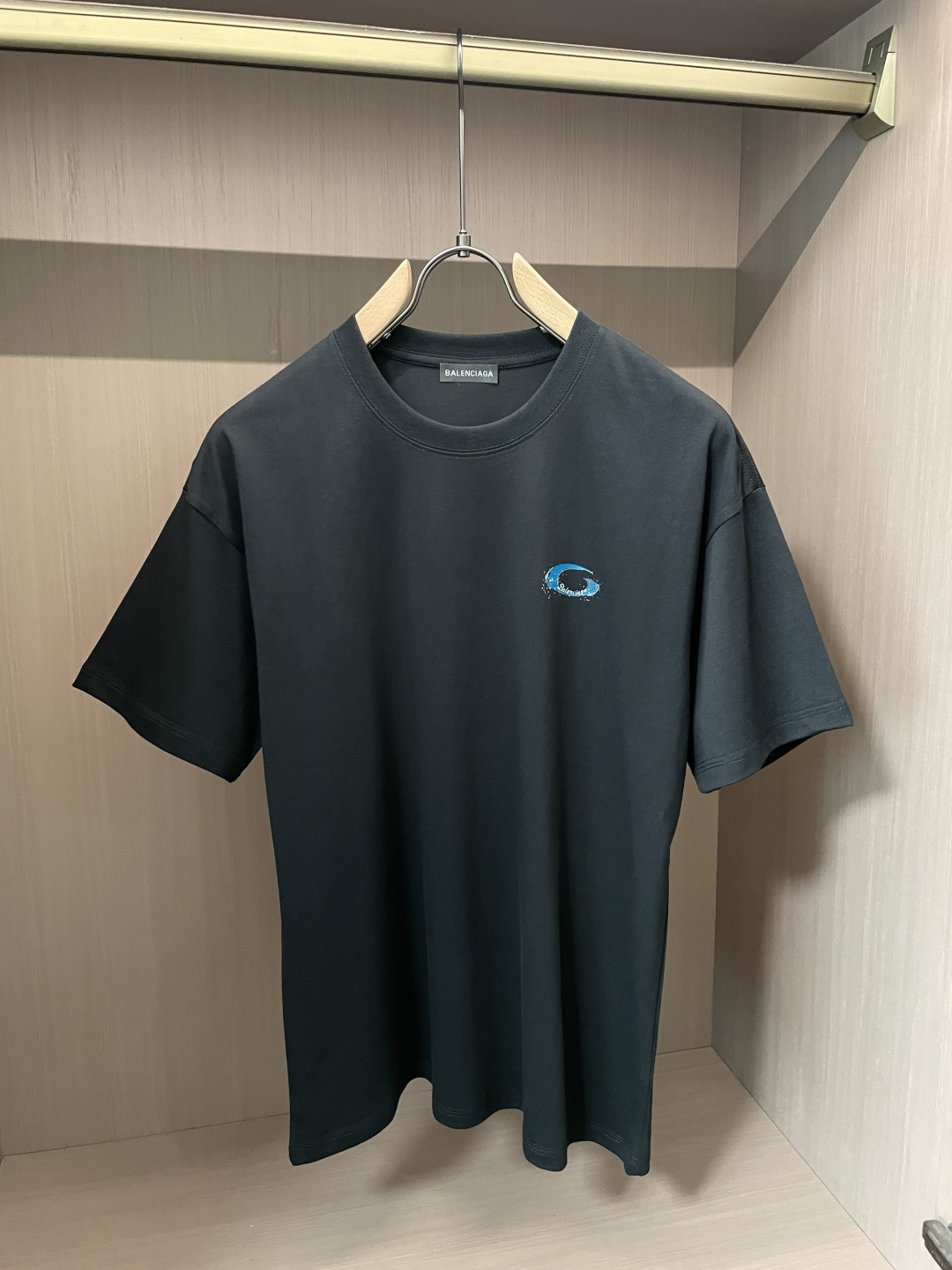 NO:858972,The latest short-sleeved round-neck T-shirt at the Paris 2026 spring and summer new model launch counter. High-end customization. Brand logo and heavy craftsmanship design. High-end customization mercerized cloud cotton fabric. Soft to the touch. Comfortable to wear. Exquisite stitching at the counter level. Fine workmanship. The upper body effect is incomparably handsome!  A must-have item in a man’s wardrobe!  Size M-3XL,,T-shirt,tees,t-shirt,19860909巴黎 2026春夏新款首发专柜最新款短袖圆领T恤 高端订制 品牌logo重工艺设计 高端定制丝光云朵棉面料.手感柔软.穿着舒适.专柜级别精致车线.做工精细.上身效果无敌帅气！男人衣橱必备单品！ 码数M-3XL,,T-shirt,tees，t-shirt,,Men's clothing