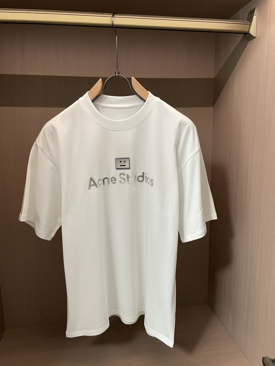 NO:858980,Acne's 2026 spring and summer new style is the latest short-sleeved round neck T-shirt at the first counter. High-end customization, brand logo and heavy craftsmanship design. High-end custom mercerized cloud cotton fabric. Soft to the touch. Comfortable to wear. Counter-level exquisite stitching. Fine workmanship. The upper body effect is incomparably handsome!  A must-have item in a man’s wardrobe!  Size M-3XL,,acne studios,T-shirt,tees,t-shirt,19860909Acne 2026春夏新款首发专柜最新款短袖圆领T恤 高端订制 品牌logo重工艺设计 高端定制丝光云朵棉面料.手感柔软.穿着舒适.专柜级别精致车线.做工精细.上身效果无敌帅气！男人衣橱必备单品！ 码数M-3XL,,acne studios,T-shirt,tees，t-shirt,,Men's clothing