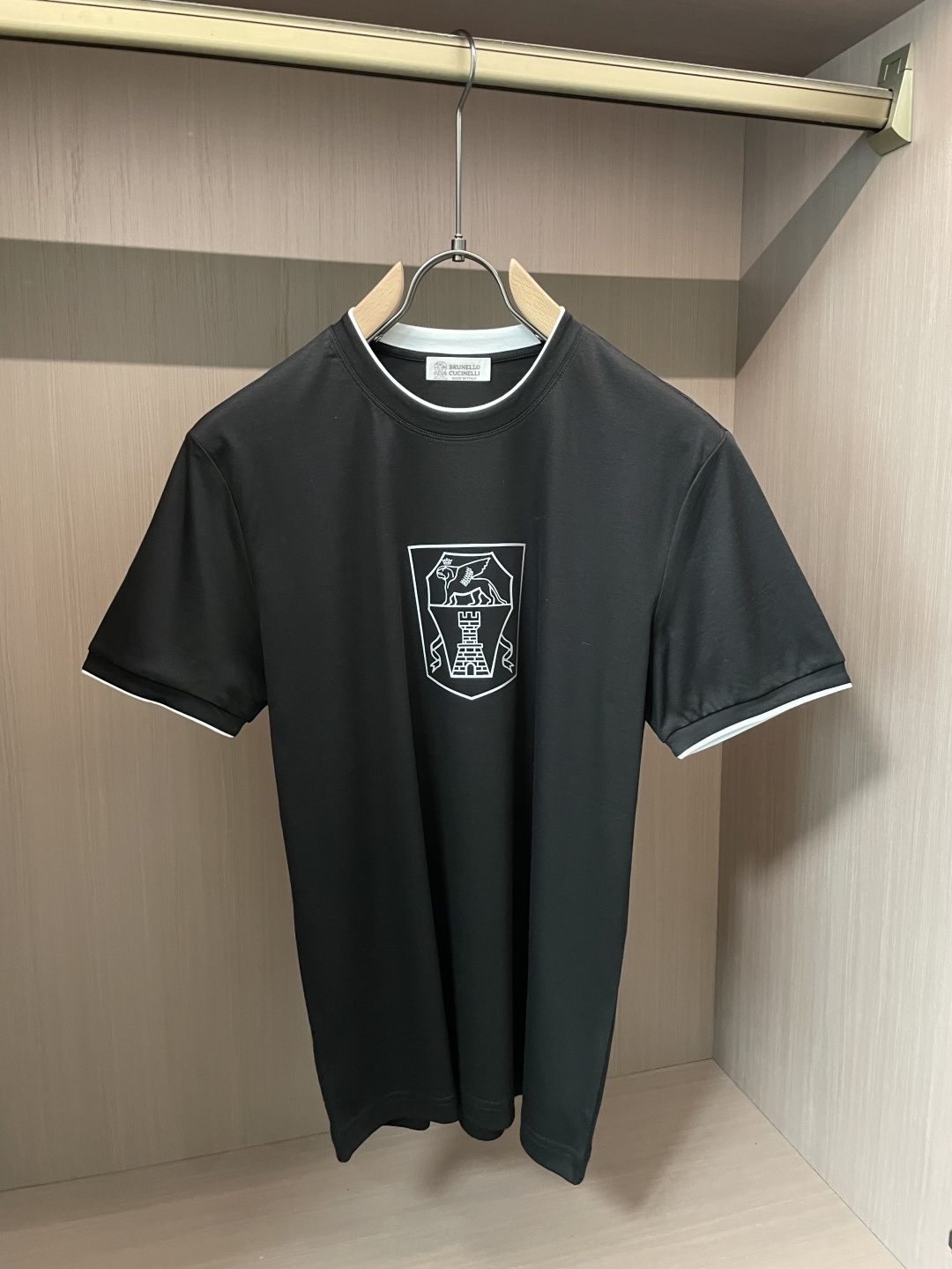 NO:858988,Bc 2026 spring and summer new style debut counter latest short-sleeved round neck T-shirt, high-end customization, brand logo heavy craftsmanship design, high-end custom mercerized cloud cotton fabric. Soft feel. Comfortable to wear. Counter-level exquisite stitching. Fine workmanship. The upper body effect is incomparably handsome!  A must-have item in a man’s wardrobe!  Size M-3XL,,T-shirt,tees,t-shirt,19860909Bc 2026春夏新款首发专柜最新款短袖圆领T恤 高端订制 品牌logo重工艺设计 高端定制丝光云朵棉面料.手感柔软.穿着舒适.专柜级别精致车线.做工精细.上身效果无敌帅气！男人衣橱必备单品！ 码数M-3XL,,T-shirt,tees，t-shirt,,Men's clothing