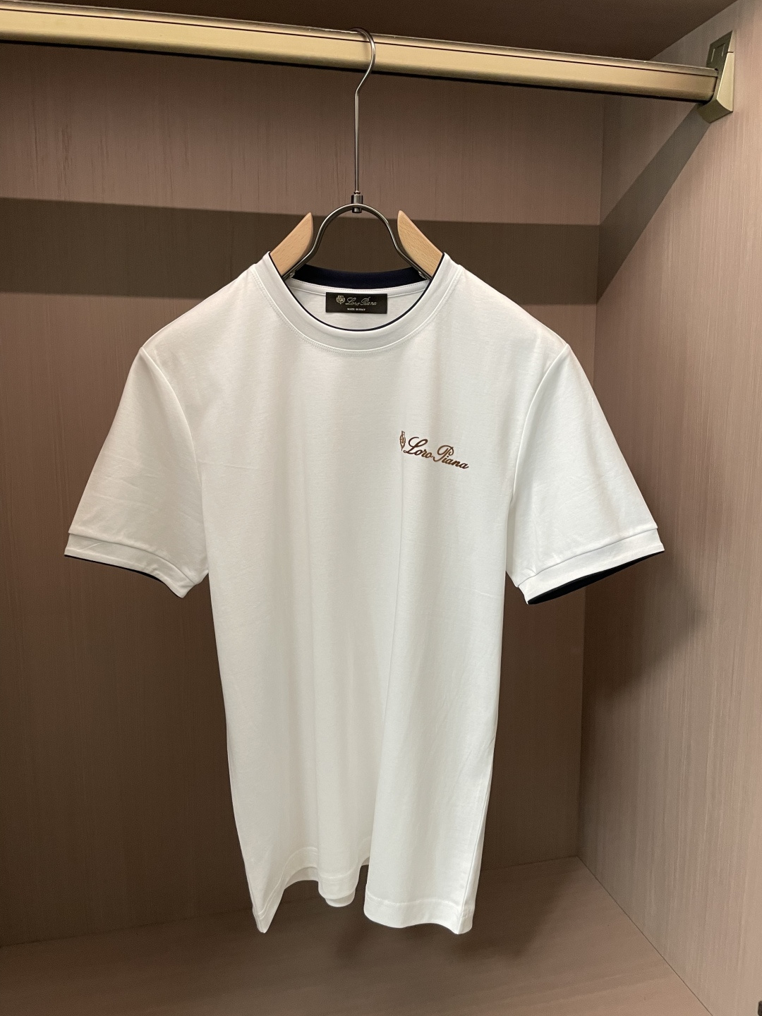 NO:858925,LP's 1956 spring and summer new style is the latest short-sleeved round neck T-shirt at the counter. High-end customization, brand logo and heavy craftsmanship design. High-end custom mercerized cloud cotton fabric. Soft to the touch. Comfortable to wear. Counter-level exquisite stitching. Fine workmanship. The upper body effect is incomparably handsome!  A must-have item in a man’s wardrobe!  Size M-3XL,,loro piana,T-shirt,tees,t-shirt,19860909LP 1956春夏新款首发专柜最新款短袖圆领T恤 高端订制 品牌logo重工艺设计 高端定制丝光云朵棉面料.手感柔软.穿着舒适.专柜级别精致车线.做工精细.上身效果无敌帅气！男人衣橱必备单品！ 码数M-3XL,,loro piana,T-shirt,tees，t-shirt,,Men's clothing