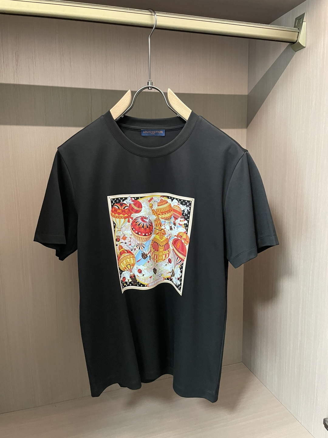 NO:858933,Lv 2026 spring and summer new style debut counter latest short-sleeved round neck T-shirt, high-end customization, brand logo heavy craftsmanship design, high-end custom mercerized cloud cotton fabric. Soft feel. Comfortable to wear. Counter-level exquisite stitching. Fine workmanship. The upper body effect is incomparably handsome!  A must-have item in a man’s wardrobe!  Size M-3XL,,louis vuitton,T-shirt,tees,t-shirt,19860909Lv 2026春夏新款首发专柜最新款短袖圆领T恤 高端订制 品牌logo重工艺设计 高端定制丝光云朵棉面料.手感柔软.穿着舒适.专柜级别精致车线.做工精细.上身效果无敌帅气！男人衣橱必备单品！ 码数M-3XL,,louis vuitton,T-shirt,tees，t-shirt,,Men's clothing