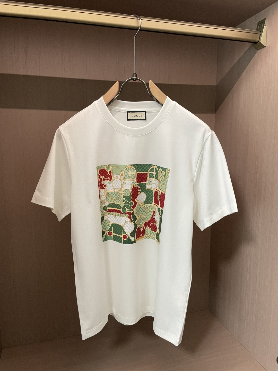NO:858942,Gucc's 2026 spring and summer new style is the latest short-sleeved round neck T-shirt at the first counter. High-end customization, brand logo and heavy craftsmanship design. High-end custom mercerized cloud cotton fabric. Soft to the touch. Comfortable to wear. Exquisite stitching at the counter level. Fine workmanship. The upper body effect is incomparably handsome!  A must-have item in a man’s wardrobe!  Size M-3XL,,gucci,T-shirt,tees,t-shirt,19860909Gucc 2026春夏新款首发专柜最新款短袖圆领T恤 高端订制 品牌logo重工艺设计 高端定制丝光云朵棉面料.手感柔软.穿着舒适.专柜级别精致车线.做工精细.上身效果无敌帅气！男人衣橱必备单品！ 码数M-3XL,,gucci,T-shirt,tees，t-shirt,,Men's clothing