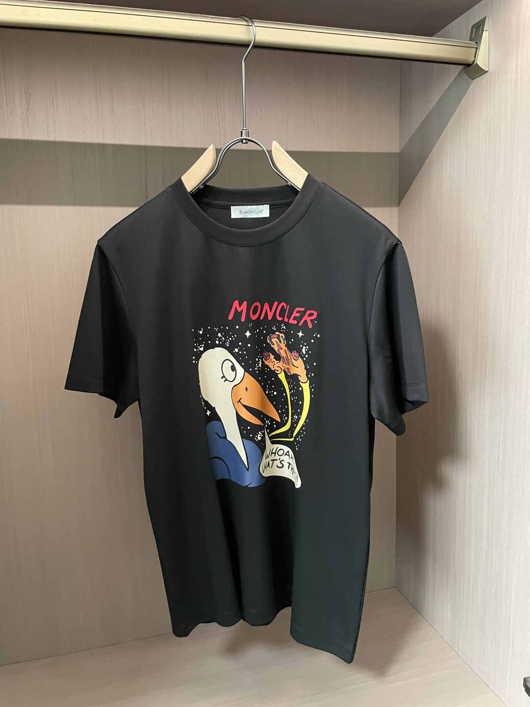 NO:858950,Mengkou 2026 spring and summer new style debut counter latest short-sleeved round neck T-shirt, high-end customization, brand logo heavy craftsmanship design, high-end custom mercerized cloud cotton fabric. Soft feel. Comfortable to wear. Counter-level exquisite stitching. Fine workmanship. The upper body effect is incomparably handsome!  A must-have item in a man’s wardrobe!  Size M-3XL,,Moncler,T-shirt,tees,t-shirt,19860909蒙口 2026春夏新款首发专柜最新款短袖圆领T恤 高端订制 品牌logo重工艺设计 高端定制丝光云朵棉面料.手感柔软.穿着舒适.专柜级别精致车线.做工精细.上身效果无敌帅气！男人衣橱必备单品！ 码数M-3XL,,Moncler,T-shirt,tees，t-shirt,,Men's clothing