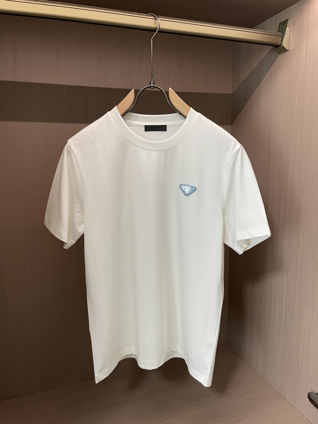 NO:858958,Prad's 2026 spring and summer new style is the latest short-sleeved round neck T-shirt at the first counter. High-end customization, brand logo and heavy craftsmanship design. High-end custom mercerized cloud cotton fabric. Soft to the touch. Comfortable to wear. Exquisite stitching at the counter level. Fine workmanship. The upper body effect is incomparably handsome!  A must-have item in a man’s wardrobe!  Size M-3XL,,prada,T-shirt,tees,t-shirt,19860909Prad 2026春夏新款首发专柜最新款短袖圆领T恤 高端订制 品牌logo重工艺设计 高端定制丝光云朵棉面料.手感柔软.穿着舒适.专柜级别精致车线.做工精细.上身效果无敌帅气！男人衣橱必备单品！ 码数M-3XL,,prada,T-shirt,tees，t-shirt,,Men's clothing