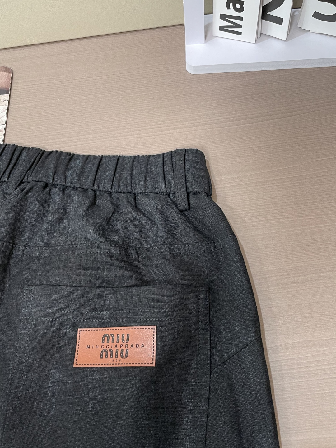 . miumiu 2026新品 半松紧腰头兼顾贴合度与穿着自在感，浅灰自带柔和肌理感，纯黑利落百搭，口袋