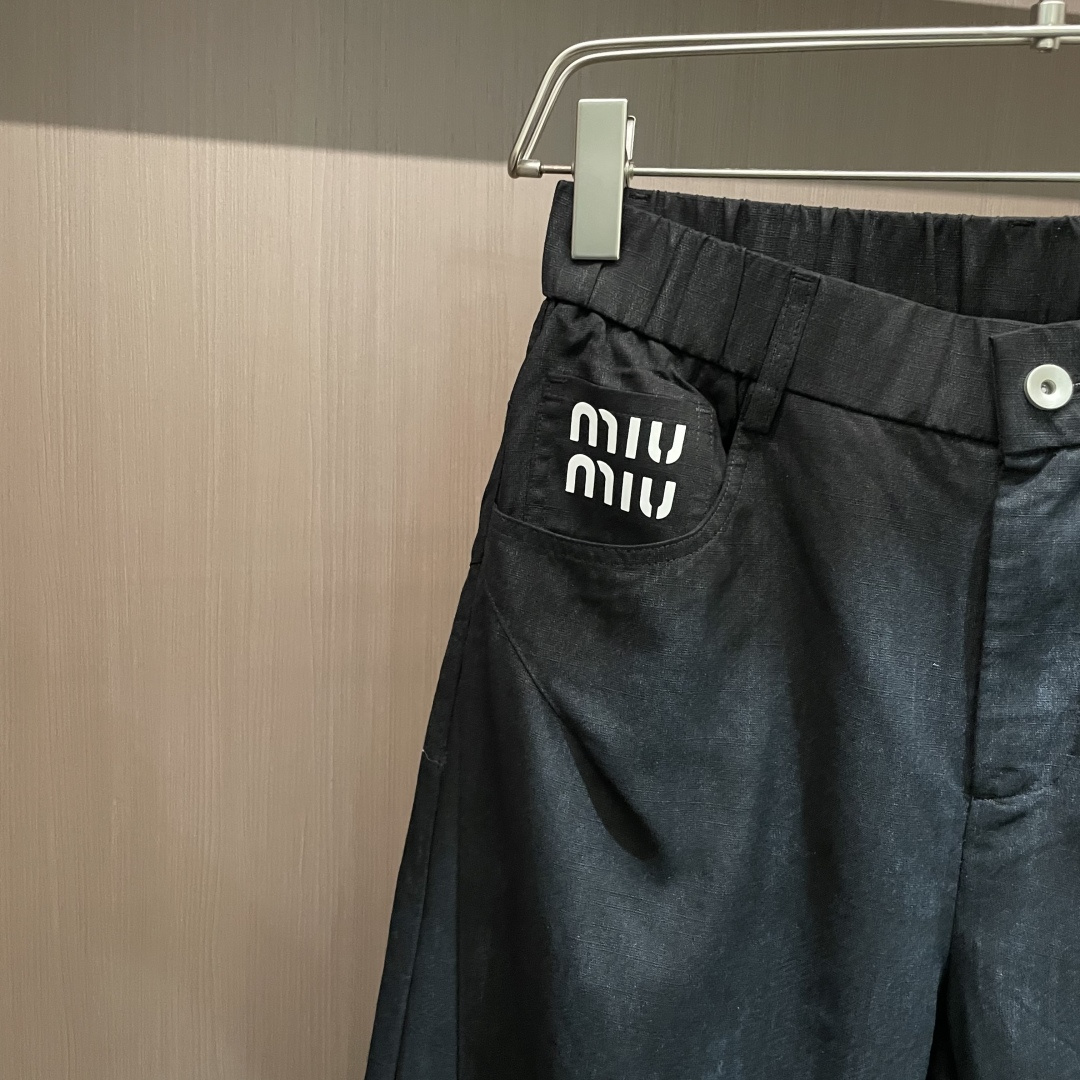 . miumiu 2026新品 半松紧腰头兼顾贴合度与穿着自在感，浅灰自带柔和肌理感，纯黑利落百搭，口袋