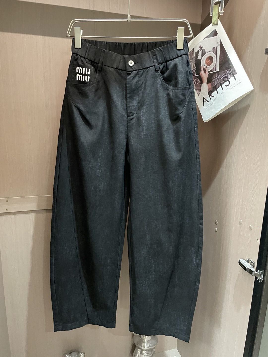. miumiu 2026新品 半松紧腰头兼顾贴合度与穿着自在感，浅灰自带柔和肌理感，纯黑利落百搭，口袋