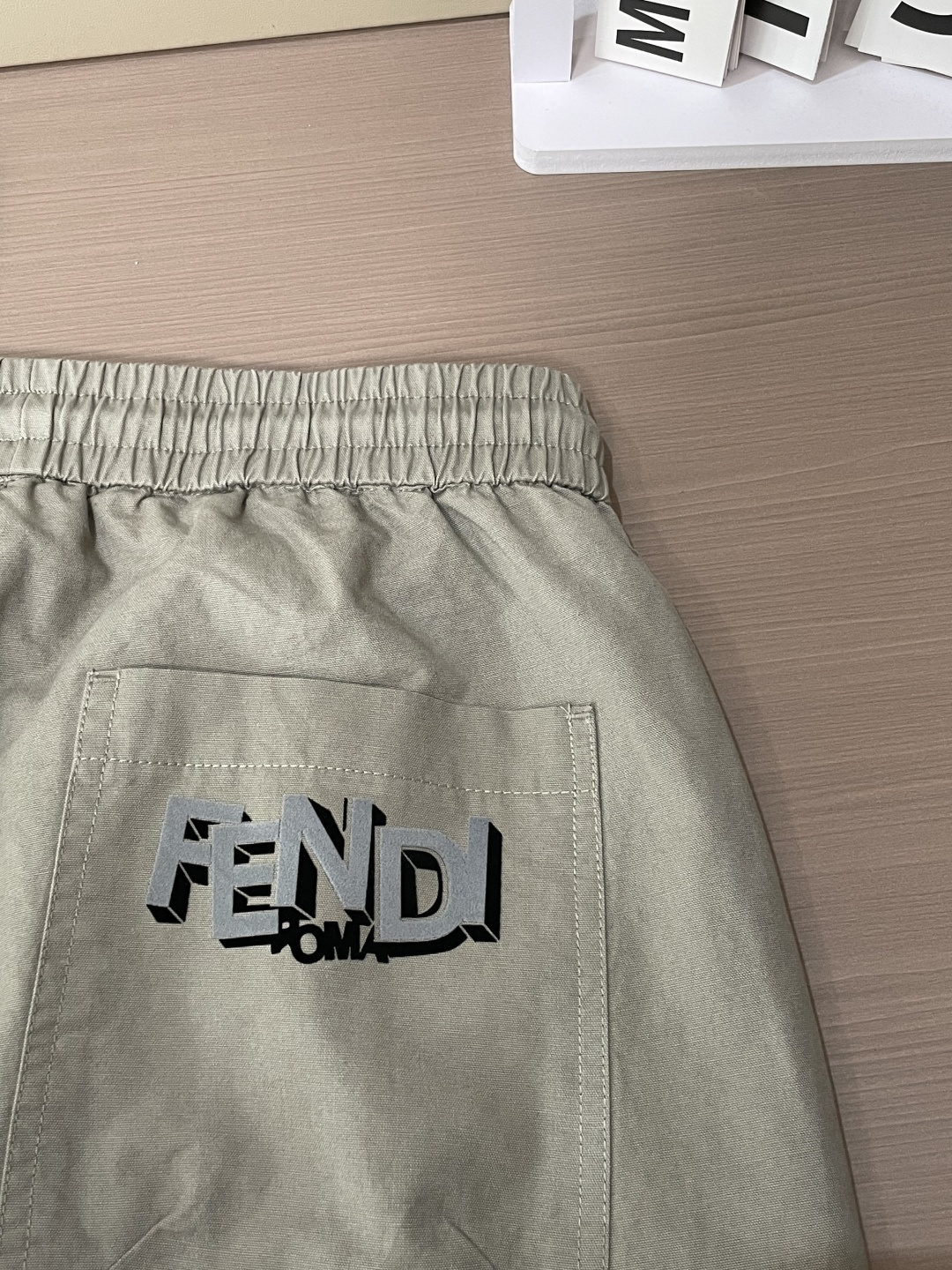 . FD 2026新品 利落解构剪裁重塑工装格调，松紧抽绳腰头兼顾自在与版型，多片式分割走线强化立体轮廓
