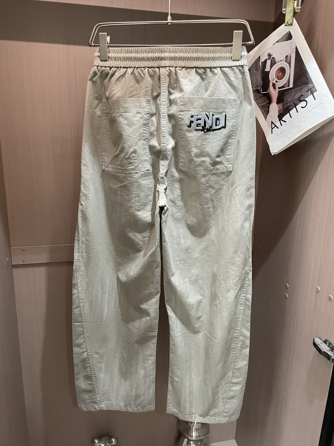 . FD 2026新品 利落解构剪裁重塑工装格调，松紧抽绳腰头兼顾自在与版型，多片式分割走线强化立体轮廓