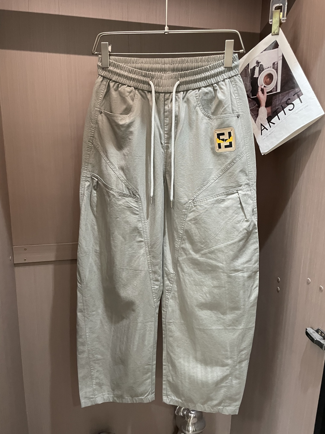 . FD 2026新品 利落解构剪裁重塑工装格调，松紧抽绳腰头兼顾自在与版型，多片式分割走线强化立体轮廓