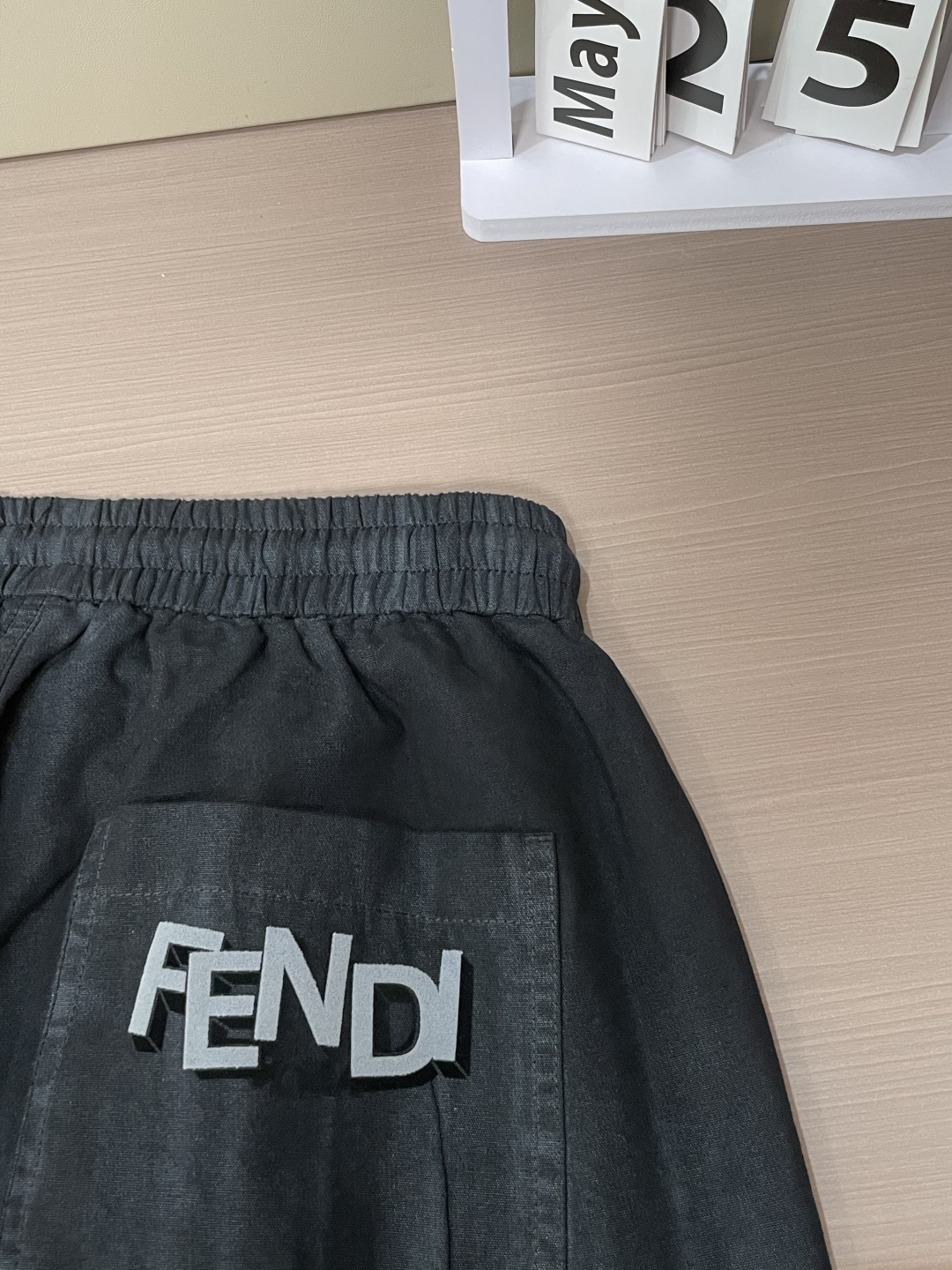 . FD 2026新品 利落解构剪裁重塑工装格调，松紧抽绳腰头兼顾自在与版型，多片式分割走线强化立体轮廓