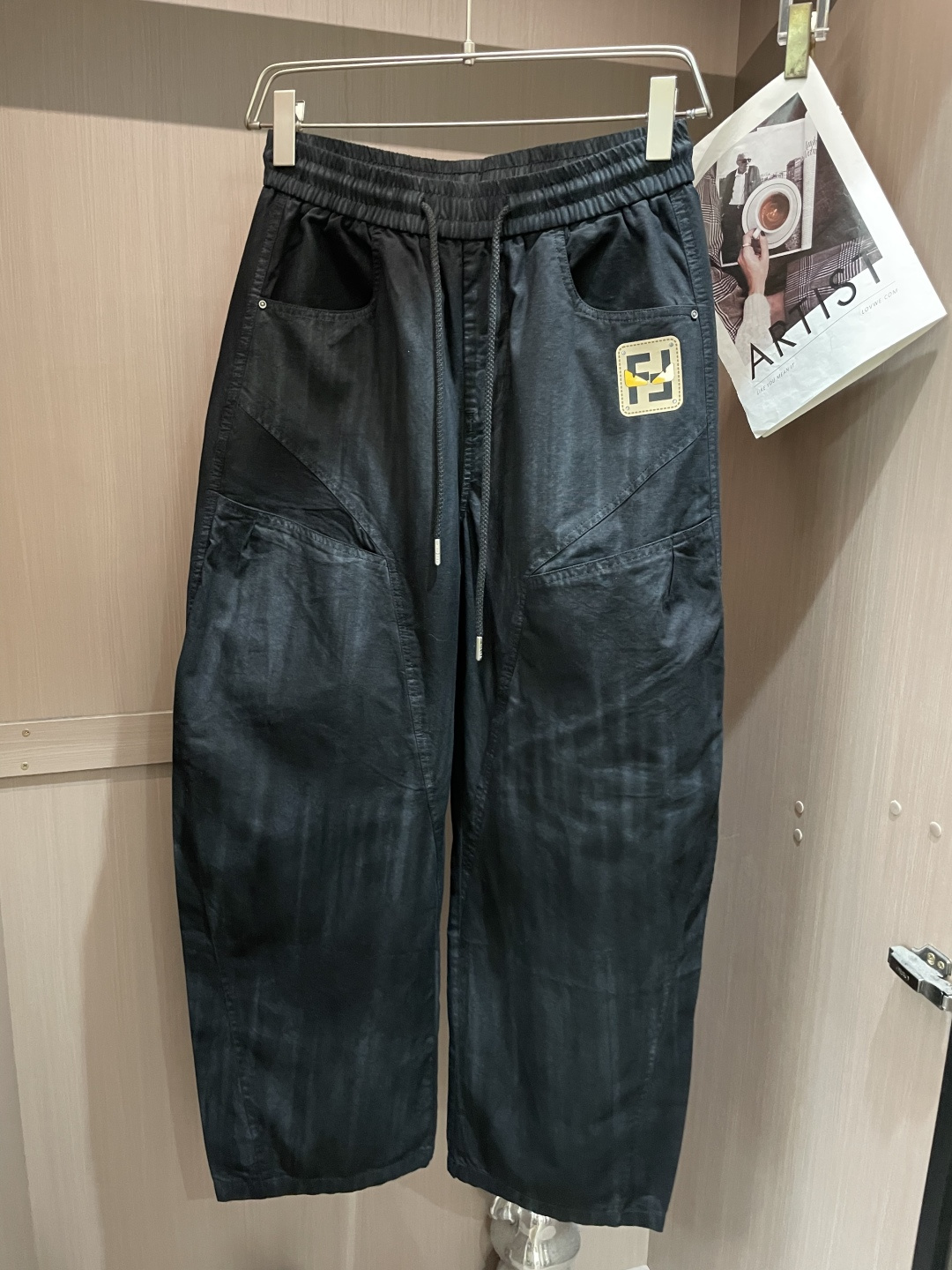 . FD 2026新品 利落解构剪裁重塑工装格调，松紧抽绳腰头兼顾自在与版型，多片式分割走线强化立体轮廓