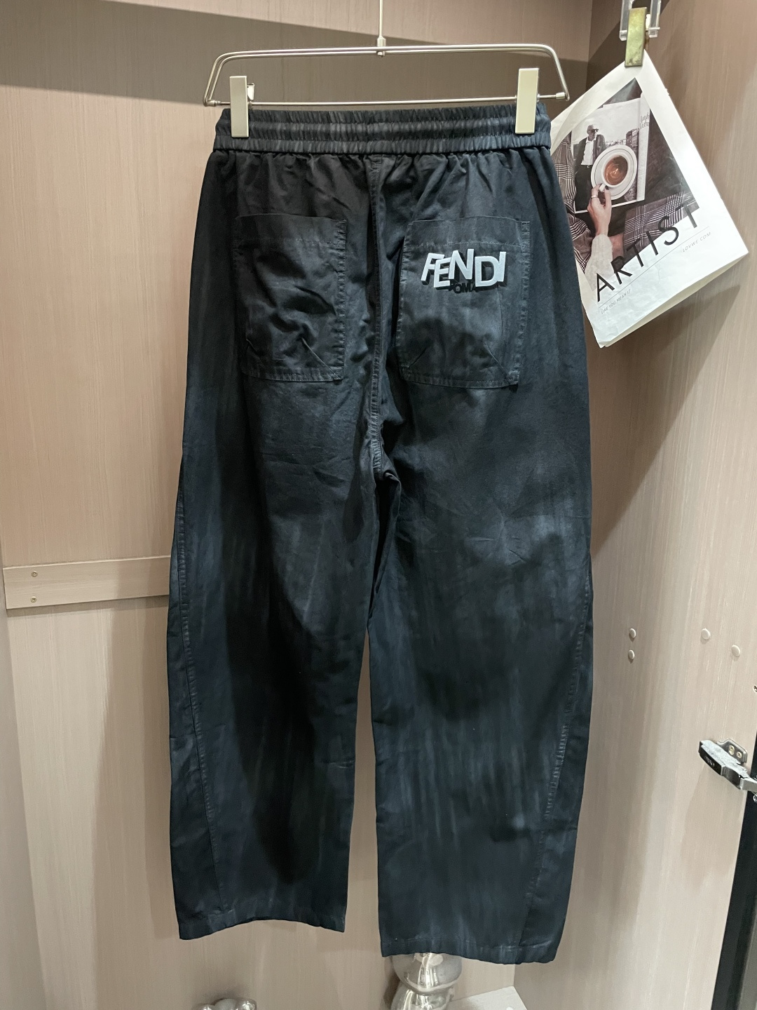 . FD 2026新品 利落解构剪裁重塑工装格调，松紧抽绳腰头兼顾自在与版型，多片式分割走线强化立体轮廓