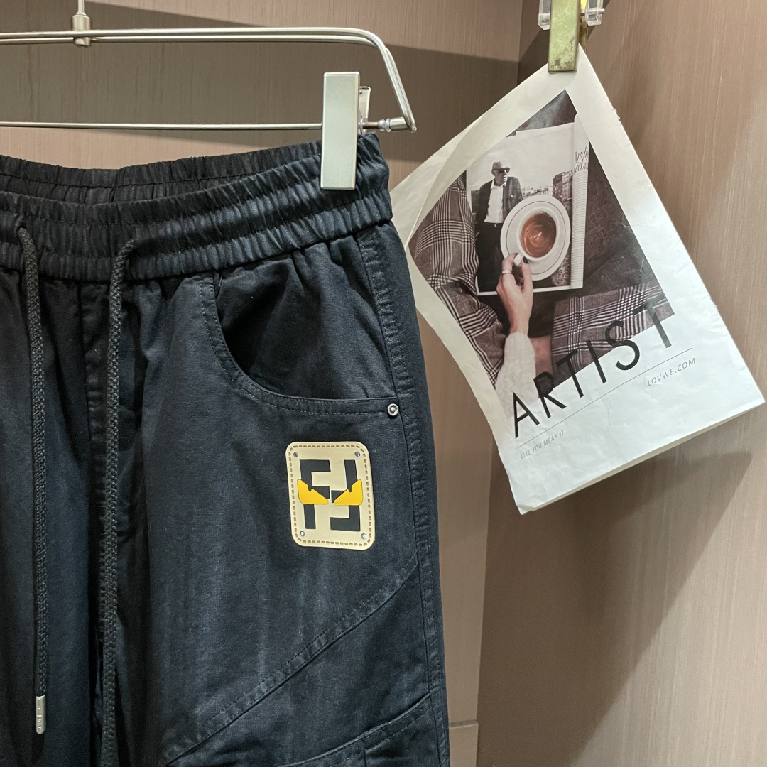 . FD 2026新品 利落解构剪裁重塑工装格调，松紧抽绳腰头兼顾自在与版型，多片式分割走线强化立体轮廓