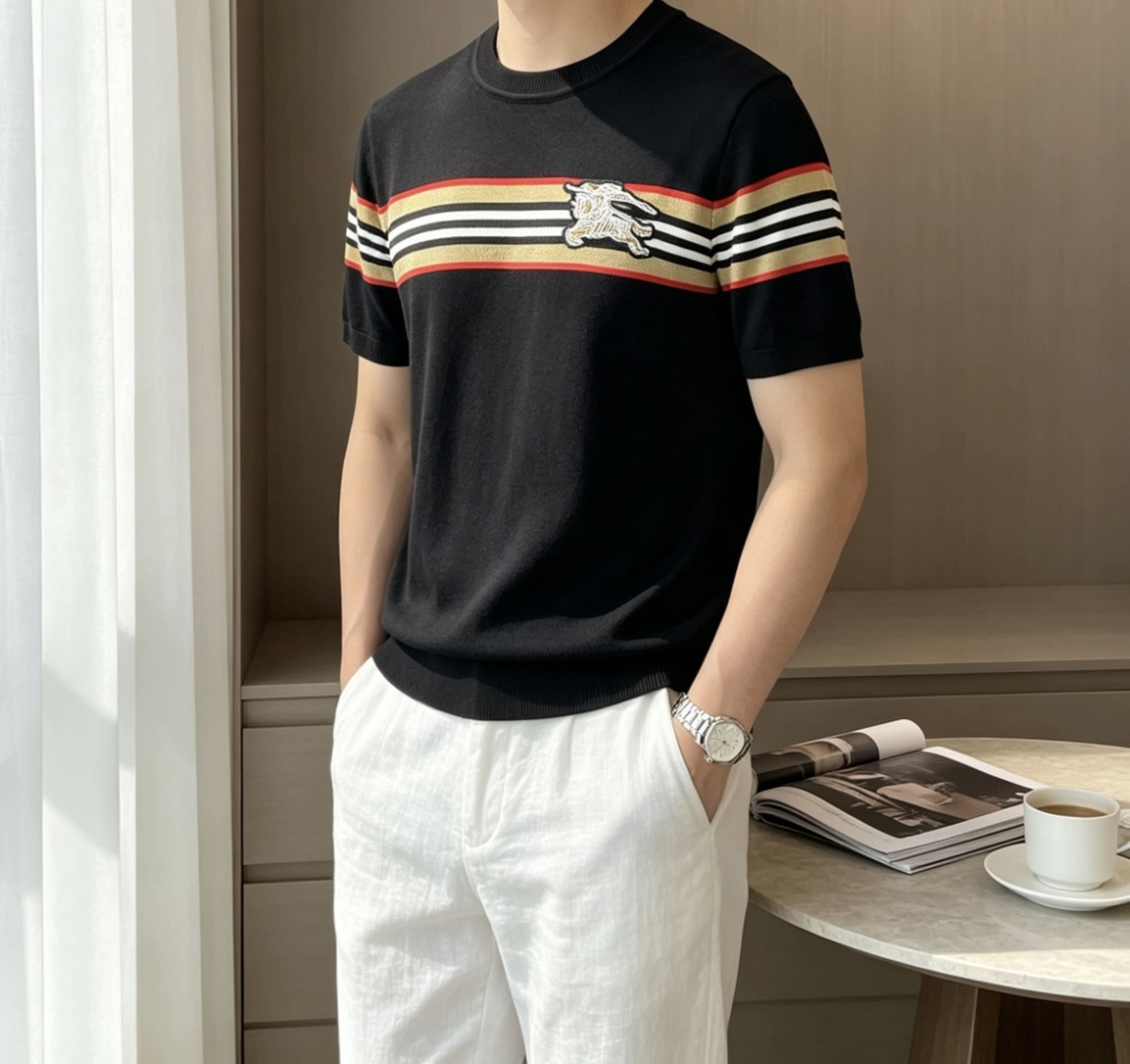 NO:913460,Bur 2026ss new summer men’s knitted round neck short-sleeved shirt!  Exclusive first release. It is woven with ultra-fine fiber and high-elastic Yilite yarn. The texture and texture are super soft, very light and soft, and the hand feels extremely delicate and silky. The finer the yarn, the harder it is to work, and it is very time-consuming and material-consuming. It is a super rare product. The particularity of the fabric of each piece of clothing makes it silky soft and smooth. The unique embroidery pattern on the chest, you can feel its softness and smoothness when it comes into contact with the skin!  The overall design is simple and elegant, continuing the classic, calm and elegant classic color scheme, naturally exuding casual elegance. Size m-xxxl ss1, burberry, T-shirt,19860909Bur 2026ss夏季新品男士针织圆领短袖衫！独家首发 采用纤维超细与高弹的伊力特纱线织造而成,质感与纹理都是超级的柔和,非常的轻薄柔软,手感极其的细腻丝滑,纱线越细做工就越难,并且非常的耗时耗料,超级难得一见的佳品,每件衣服的面料的特殊性使它具有丝般的柔软和润滑,胸前独特刺绣图案,与肌肤接触就能感觉到它的柔软和爽滑！整体简洁、大气,延续经典,沉稳大气的经典配色,自然散发出的休闲儒雅 尺码m-xxxl   ss1,,burberry,T-shirt,,Men's clothing