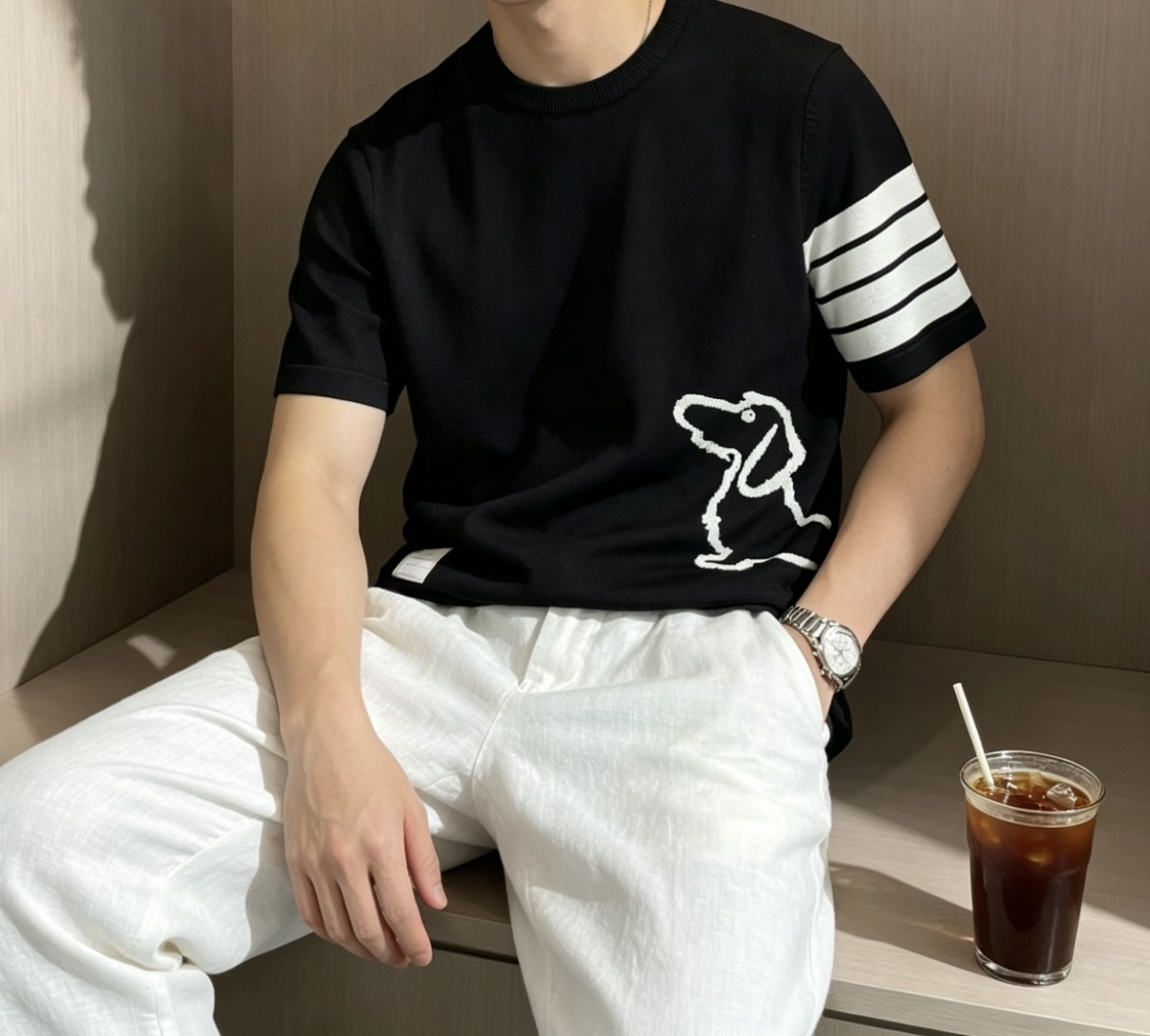 NO:913463,TB 2026ss new summer men’s knitted round neck short-sleeved shirt!  Exclusive first release. It is woven with ultra-fine fiber and high-elastic Yilite yarn. The texture and texture are super soft, very light and soft, and the hand feels extremely delicate and silky. The finer the yarn, the harder it is to work, and it is very time-consuming and material-consuming. It is a super rare product. The particularity of the fabric of each piece of clothing makes it silky soft and smooth. The unique embroidery pattern on the chest, you can feel its softness and smoothness when it comes into contact with the skin!  The overall design is simple and elegant, continuing the classic, calm and elegant classic color scheme, naturally exuding casual elegance. Size m-xxxl ss1,, T-shirt,19860909TB 2026ss夏季新品男士针织圆领短袖衫！独家首发 采用纤维超细与高弹的伊力特纱线织造而成,质感与纹理都是超级的柔和,非常的轻薄柔软,手感极其的细腻丝滑,纱线越细做工就越难,并且非常的耗时耗料,超级难得一见的佳品,每件衣服的面料的特殊性使它具有丝般的柔软和润滑,胸前独特刺绣图案,与肌肤接触就能感觉到它的柔软和爽滑！整体简洁、大气,延续经典,沉稳大气的经典配色,自然散发出的休闲儒雅 尺码m-xxxl   ss1,,T-shirt,,Men's clothing
