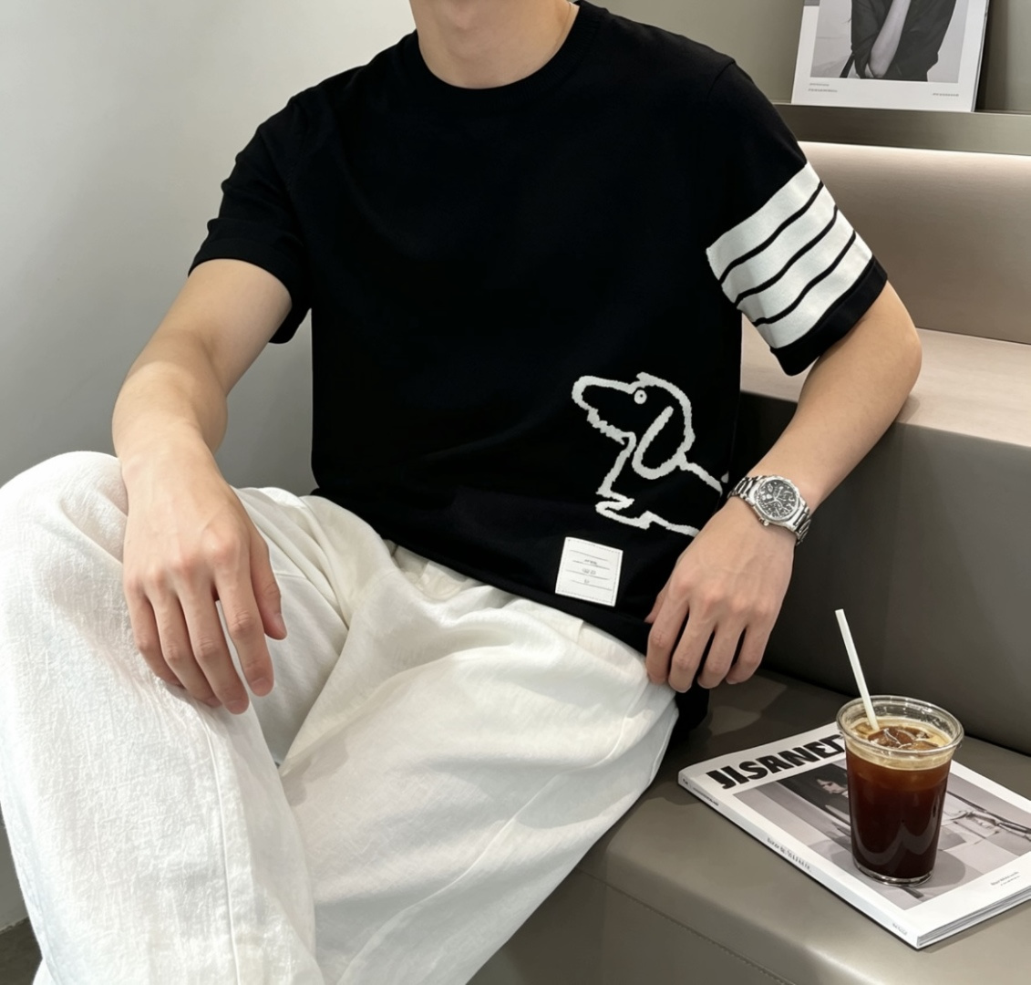 TB 2026ss夏季新品男士针织圆领短袖衫！独家首发 采用纤维超细与高弹的伊力特纱线织造而成，质感与纹
