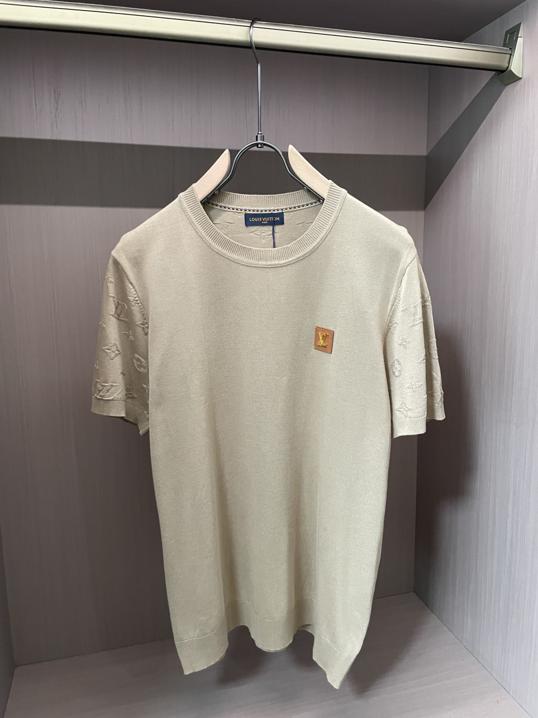 Lv 2026ss夏季新品男士针织圆领短袖衫！独家首发 采用纤维超细与高弹的伊力特纱线织造而成，质感与纹
