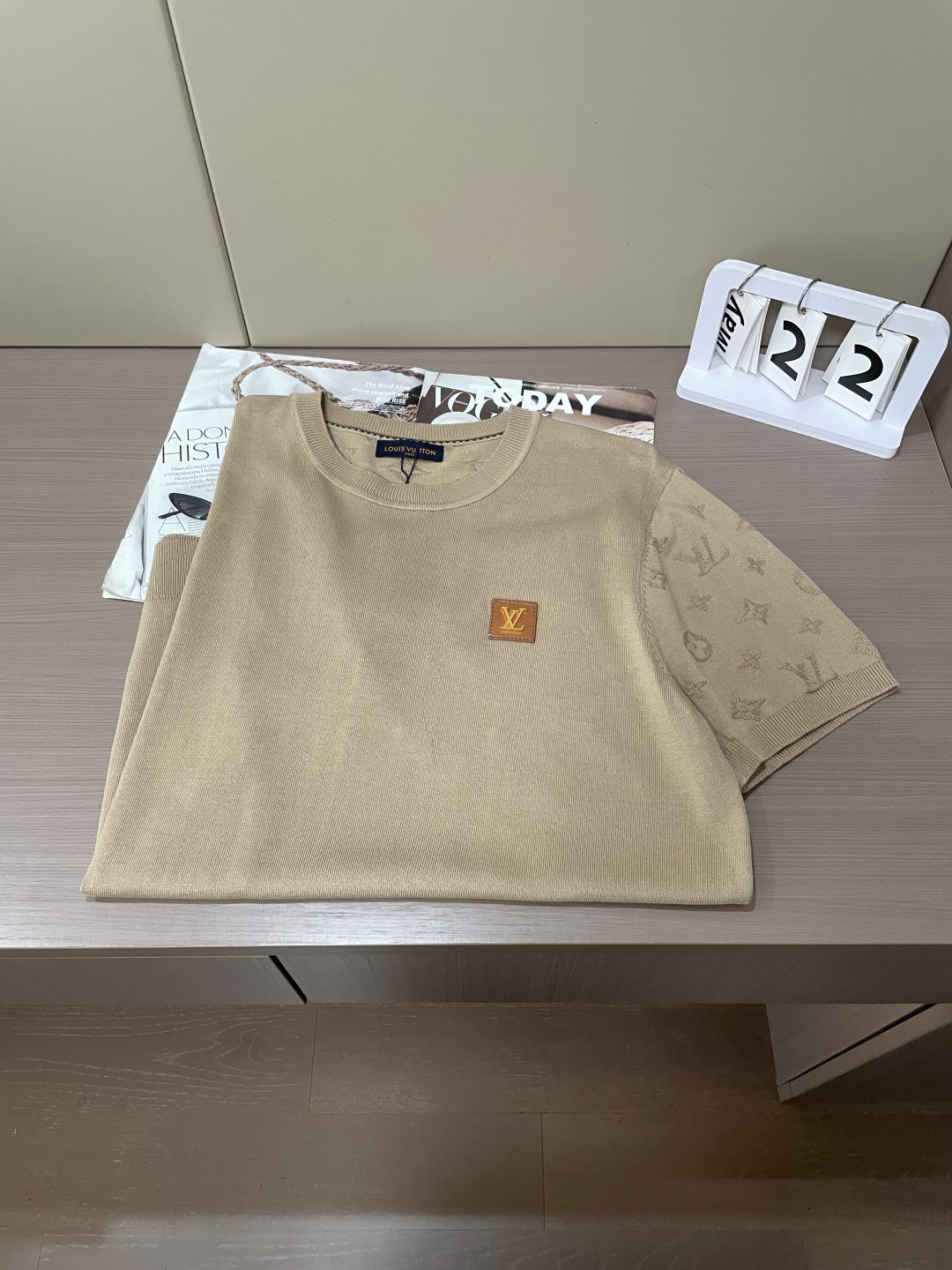 Lv 2026ss夏季新品男士针织圆领短袖衫！独家首发 采用纤维超细与高弹的伊力特纱线织造而成，质感与纹