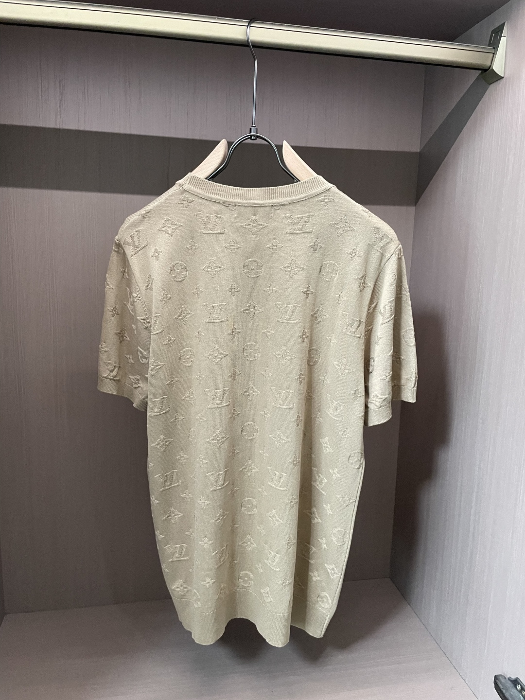 Lv 2026ss夏季新品男士针织圆领短袖衫！独家首发 采用纤维超细与高弹的伊力特纱线织造而成，质感与纹