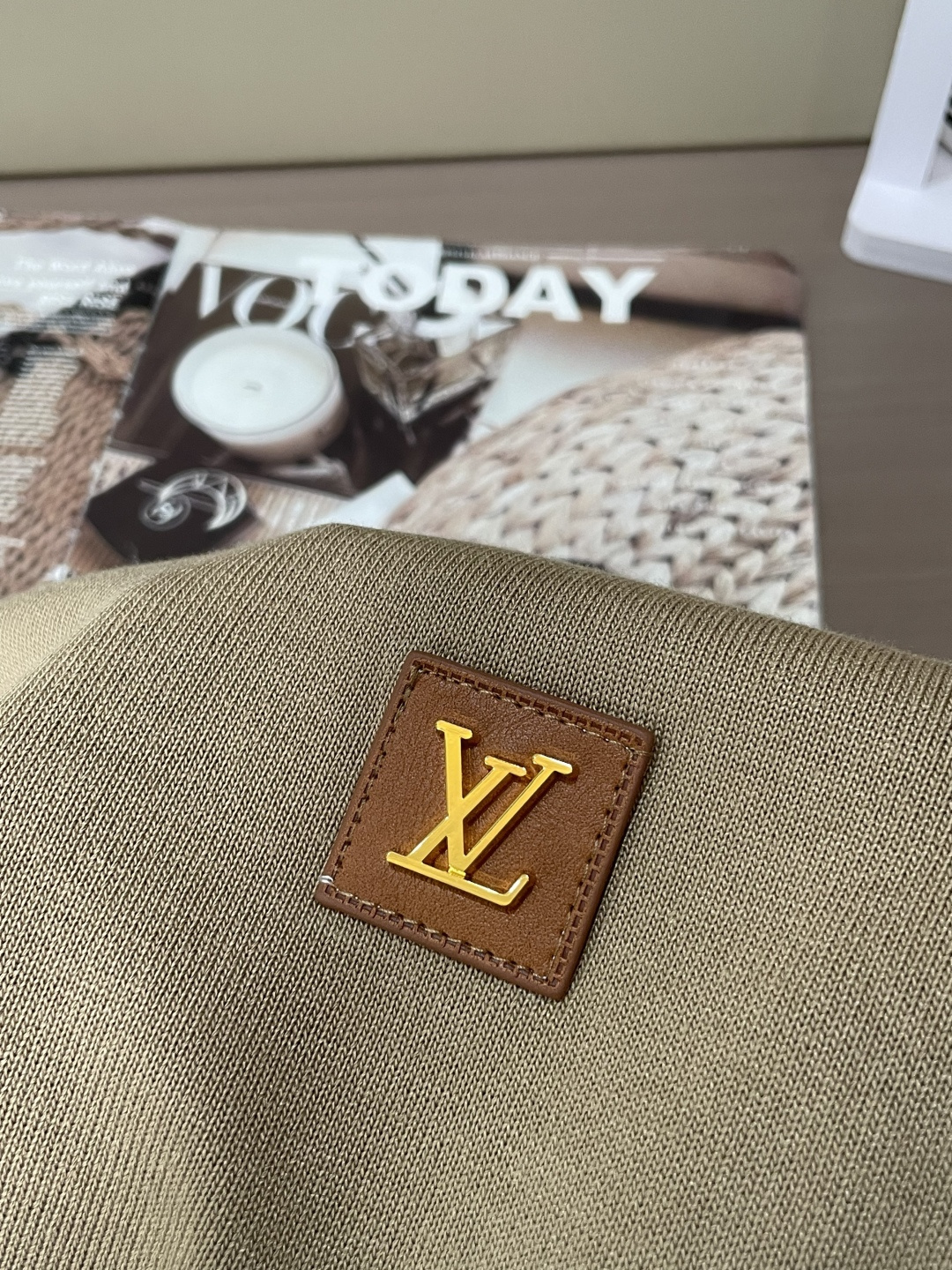 Lv 2026ss夏季新品男士针织圆领短袖衫！独家首发 采用纤维超细与高弹的伊力特纱线织造而成，质感与纹