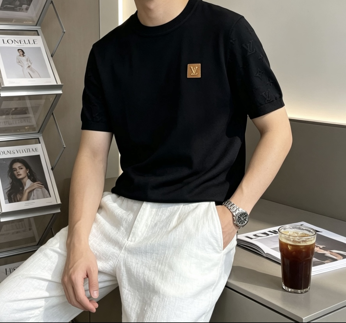 Lv 2026ss夏季新品男士针织圆领短袖衫！独家首发 采用纤维超细与高弹的伊力特纱线织造而成，质感与纹