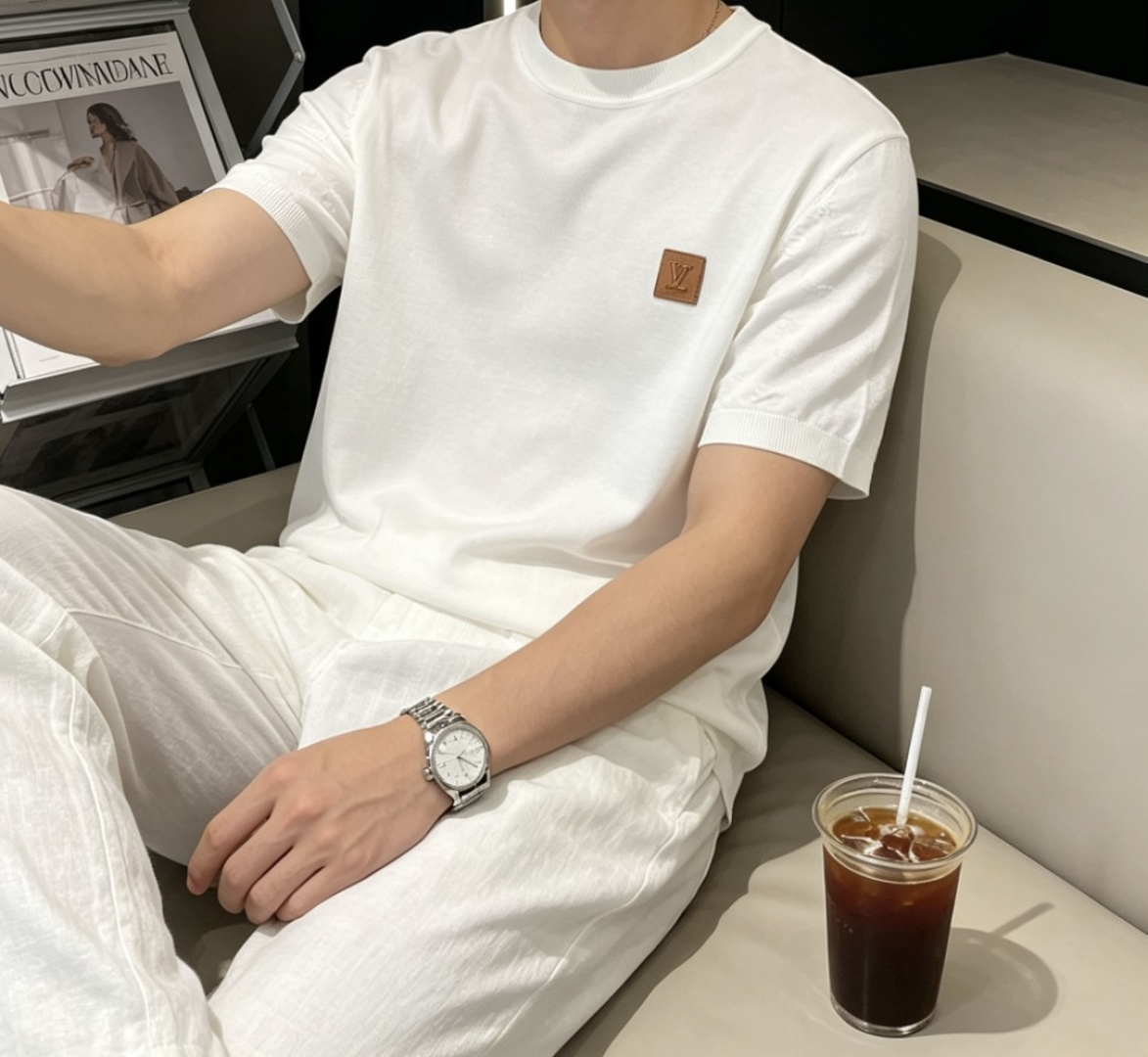 Lv 2026ss夏季新品男士针织圆领短袖衫！独家首发 采用纤维超细与高弹的伊力特纱线织造而成，质感与纹