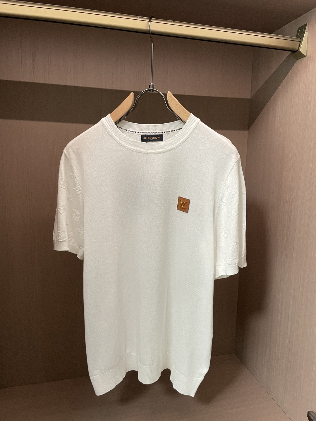 Lv 2026ss夏季新品男士针织圆领短袖衫！独家首发 采用纤维超细与高弹的伊力特纱线织造而成，质感与纹