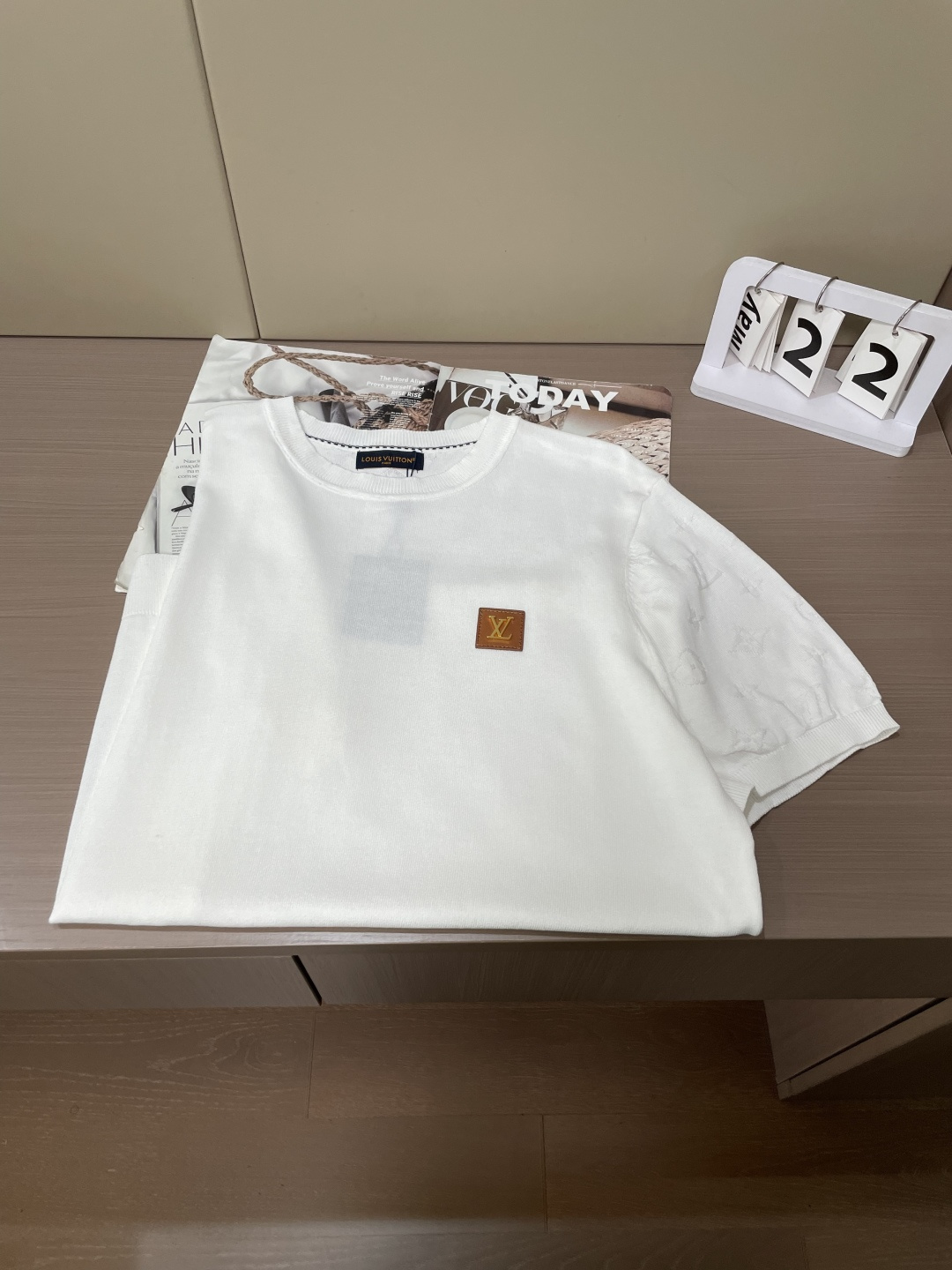 Lv 2026ss夏季新品男士针织圆领短袖衫！独家首发 采用纤维超细与高弹的伊力特纱线织造而成，质感与纹