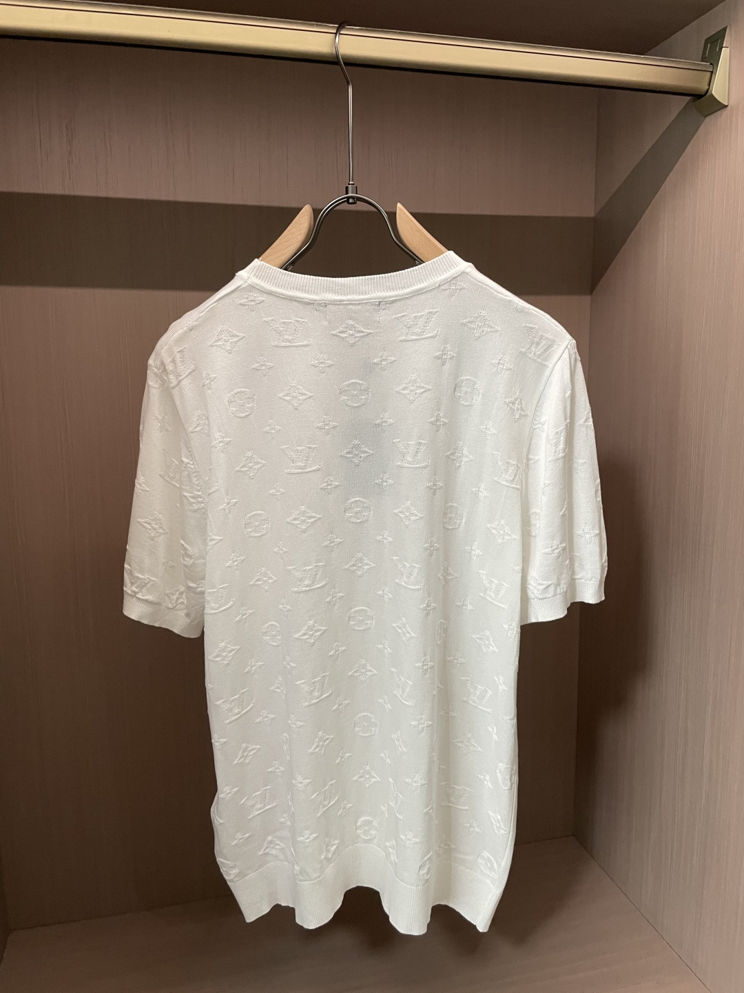 Lv 2026ss夏季新品男士针织圆领短袖衫！独家首发 采用纤维超细与高弹的伊力特纱线织造而成，质感与纹