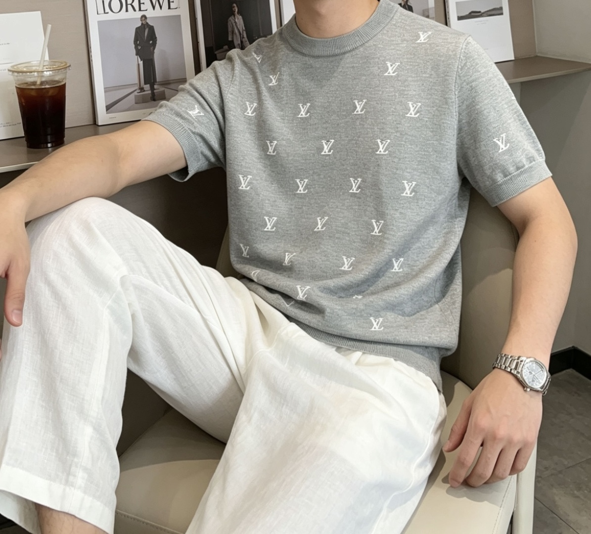 Lv 2026ss夏季新品男士针织圆领短袖衫！独家首发 采用纤维超细与高弹的伊力特纱线织造而成，质感与纹