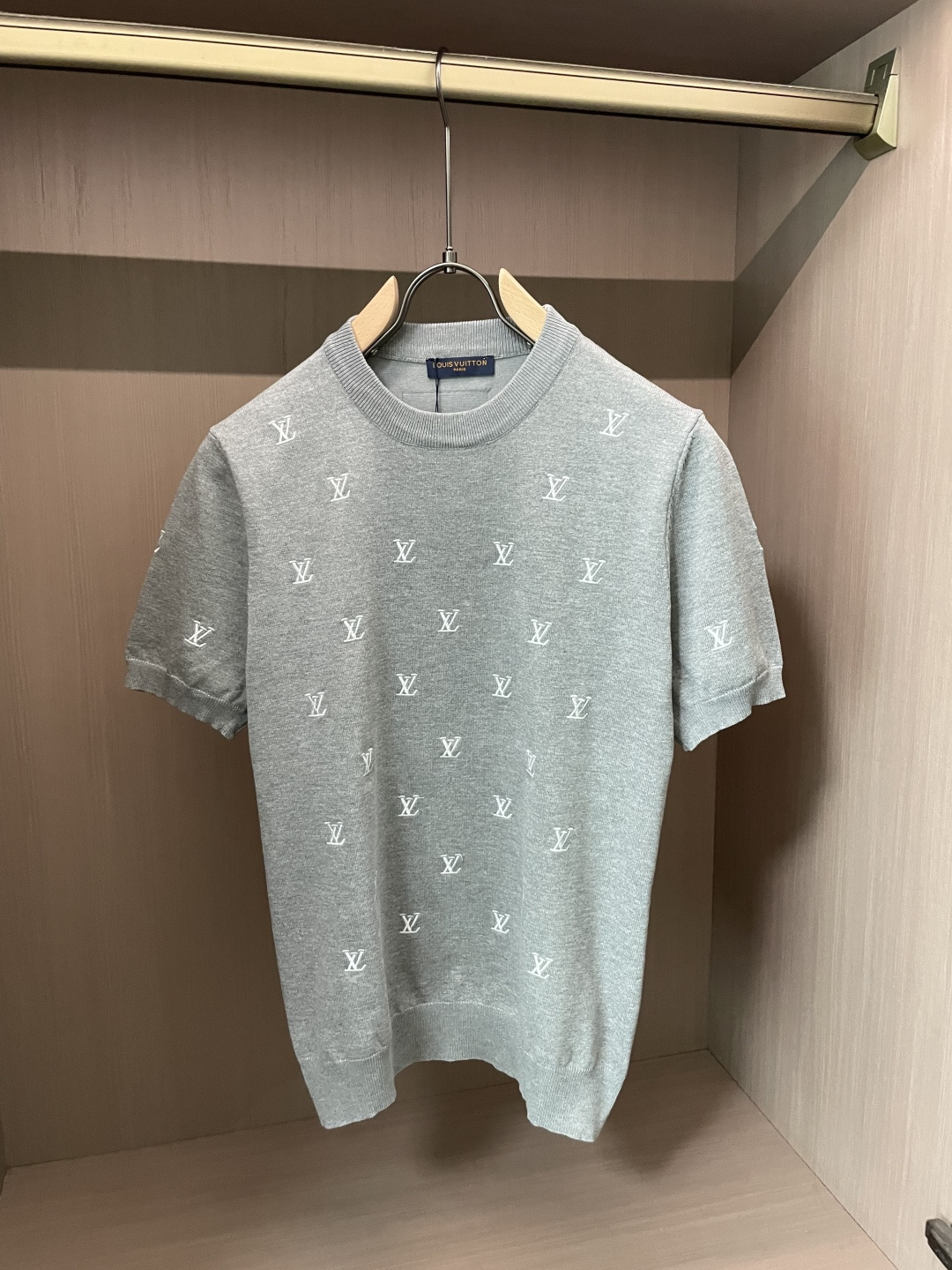 Lv 2026ss夏季新品男士针织圆领短袖衫！独家首发 采用纤维超细与高弹的伊力特纱线织造而成，质感与纹