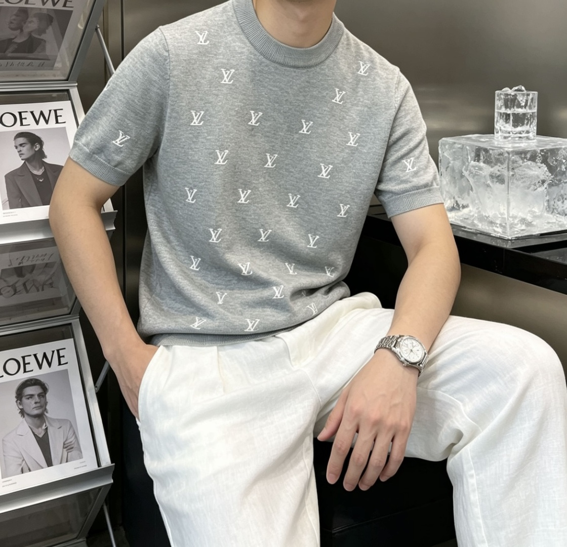 Lv 2026ss夏季新品男士针织圆领短袖衫！独家首发 采用纤维超细与高弹的伊力特纱线织造而成，质感与纹