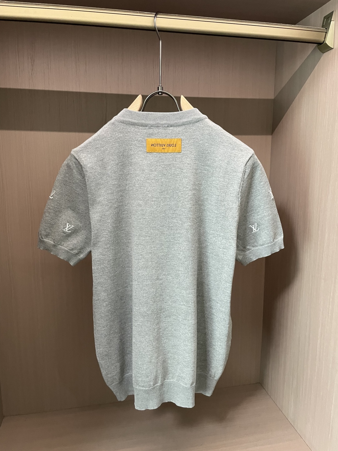 Lv 2026ss夏季新品男士针织圆领短袖衫！独家首发 采用纤维超细与高弹的伊力特纱线织造而成，质感与纹
