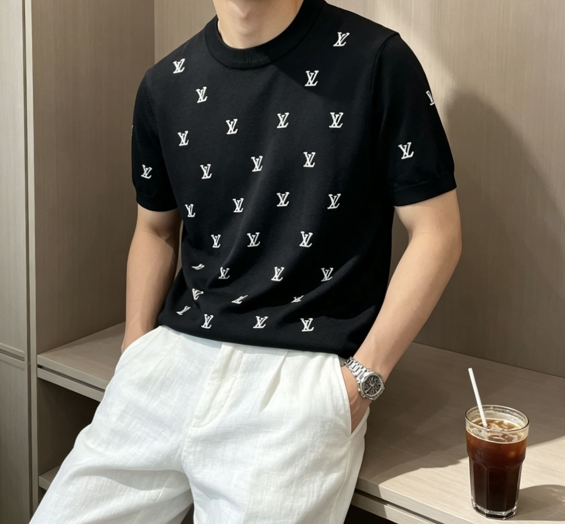 Lv 2026ss夏季新品男士针织圆领短袖衫！独家首发 采用纤维超细与高弹的伊力特纱线织造而成，质感与纹