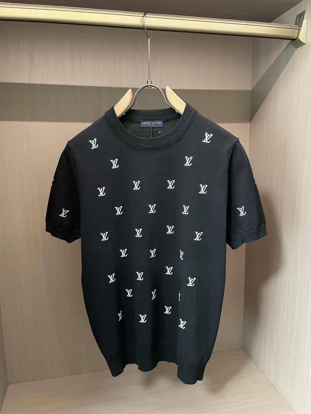 Lv 2026ss夏季新品男士针织圆领短袖衫！独家首发 采用纤维超细与高弹的伊力特纱线织造而成，质感与纹