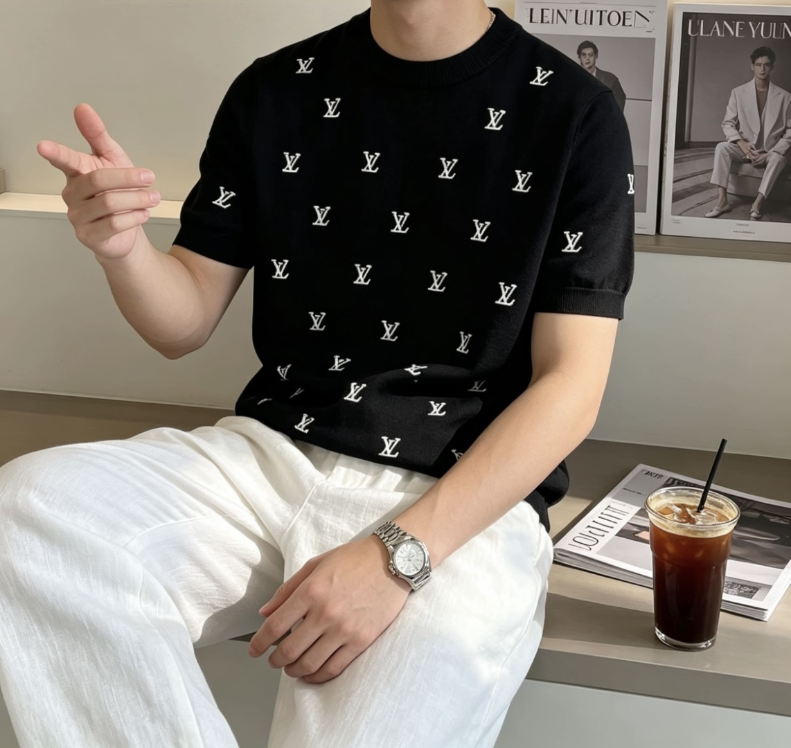 Lv 2026ss夏季新品男士针织圆领短袖衫！独家首发 采用纤维超细与高弹的伊力特纱线织造而成，质感与纹
