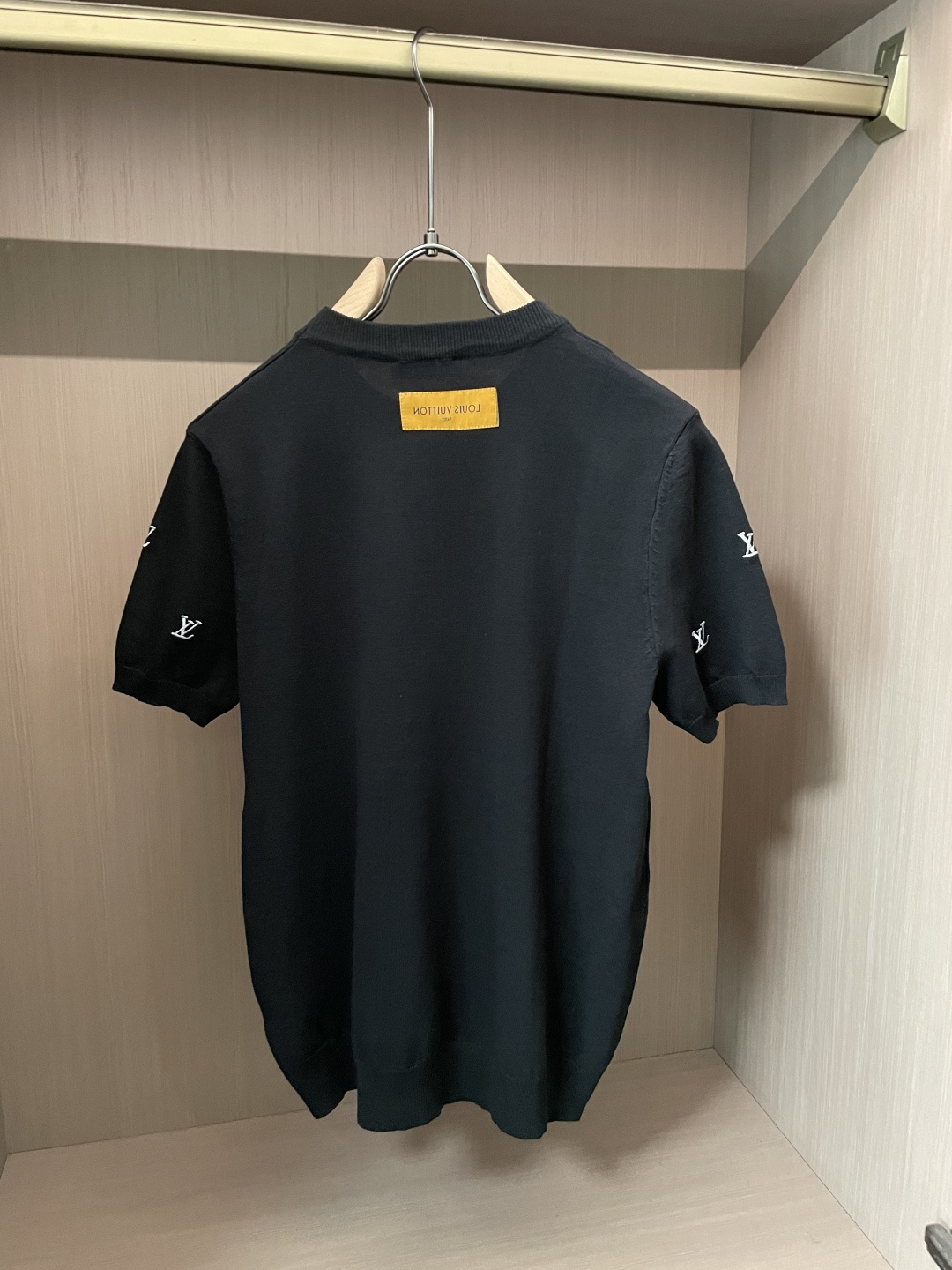 Lv 2026ss夏季新品男士针织圆领短袖衫！独家首发 采用纤维超细与高弹的伊力特纱线织造而成，质感与纹