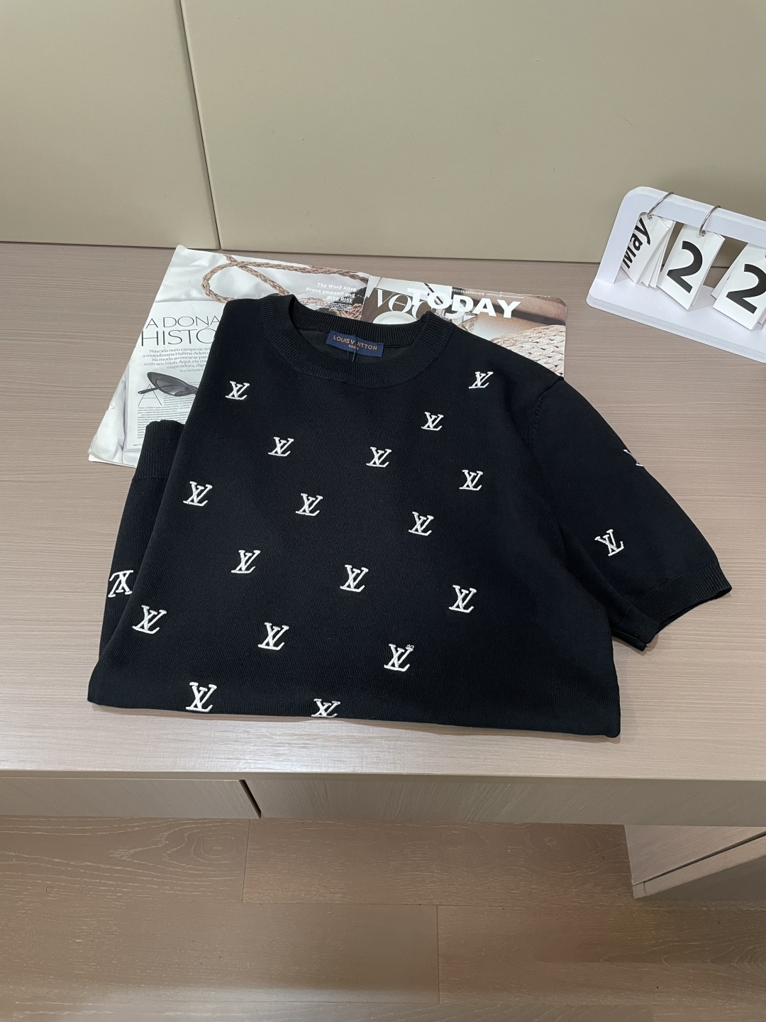Lv 2026ss夏季新品男士针织圆领短袖衫！独家首发 采用纤维超细与高弹的伊力特纱线织造而成，质感与纹