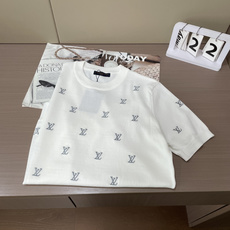Lv 2026ss夏季新品男士针织圆领短袖衫!独家首发 采用纤维超细与高弹的伊力特纱线织造而成,质感与纹 Lv 2026ss夏季新品男士针织圆领短袖衫!独家首发 采用纤维超细与高弹的伊力特纱线织造而成,质感与纹