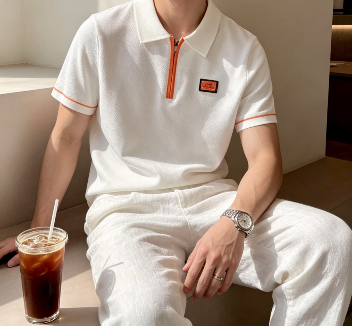 NO:913504,AIS 2026ss new summer men’s knitted round neck short-sleeved shirt!  Exclusive first release. It is woven with ultra-fine fiber and high-elastic Yilite yarn. The texture and texture are super soft, very light and soft, and the hand feels extremely delicate and silky. The finer the yarn, the harder it is to work, and it is very time-consuming and material-consuming. It is a super rare product. The particularity of the fabric of each piece of clothing makes it silky soft and smooth. The unique embroidery pattern on the chest, you can feel its softness and smoothness when it comes into contact with the skin!  The overall design is simple and elegant, continuing the classic, calm and elegant classic color scheme, naturally exuding casual elegance. Size m-xxxl ss1,, T-shirt,19860909爱仕 2026ss夏季新品男士针织圆领短袖衫！独家首发 采用纤维超细与高弹的伊力特纱线织造而成,质感与纹理都是超级的柔和,非常的轻薄柔软,手感极其的细腻丝滑,纱线越细做工就越难,并且非常的耗时耗料,超级难得一见的佳品,每件衣服的面料的特殊性使它具有丝般的柔软和润滑,胸前独特刺绣图案,与肌肤接触就能感觉到它的柔软和爽滑！整体简洁、大气,延续经典,沉稳大气的经典配色,自然散发出的休闲儒雅 尺码m-xxxl   ss1,,T-shirt,,Men's clothing