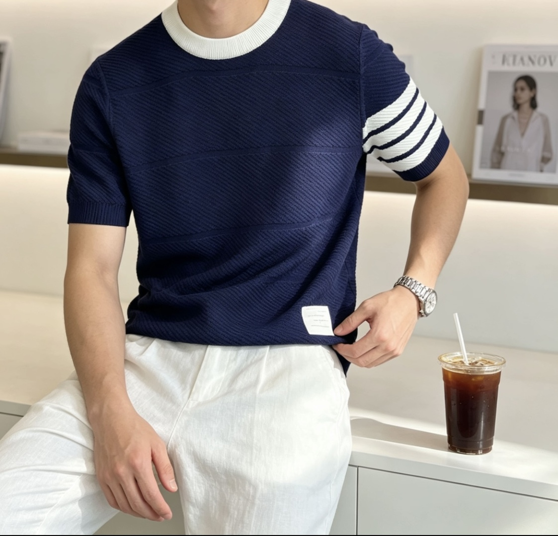 NO:913471,TB 2026ss new summer men’s knitted round neck short-sleeved shirt!  Exclusive first release. It is woven with ultra-fine fiber and high-elastic Yilite yarn. The texture and texture are super soft, very light and soft, and the hand feels extremely delicate and silky. The finer the yarn, the harder it is to work, and it is very time-consuming and material-consuming. It is a super rare product. The particularity of the fabric of each piece of clothing makes it silky soft and smooth. The unique embroidery pattern on the chest, you can feel its softness and smoothness when it comes into contact with the skin!  The overall design is simple and elegant, continuing the classic, calm and elegant classic color scheme, naturally exuding casual elegance. Size m-xxxl ss1,, T-shirt,19860909TB 2026ss夏季新品男士针织圆领短袖衫！独家首发 采用纤维超细与高弹的伊力特纱线织造而成,质感与纹理都是超级的柔和,非常的轻薄柔软,手感极其的细腻丝滑,纱线越细做工就越难,并且非常的耗时耗料,超级难得一见的佳品,每件衣服的面料的特殊性使它具有丝般的柔软和润滑,胸前独特刺绣图案,与肌肤接触就能感觉到它的柔软和爽滑！整体简洁、大气,延续经典,沉稳大气的经典配色,自然散发出的休闲儒雅 尺码m-xxxl   ss1,,T-shirt,,Men's clothing