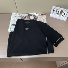 Prad 2026ss夏季新品男士针织圆领短袖衫!独家首发 采用纤维超细与高弹的伊力特纱线织造而成,质感 Prad 2026ss夏季新品男士针织圆领短袖衫!独家首发 采用纤维超细与高弹的伊力特纱线织造而成,质感