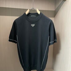 Prad 2026ss夏季新品男士针织圆领短袖衫!独家首发 采用纤维超细与高弹的伊力特纱线织造而成,质感 Prad 2026ss夏季新品男士针织圆领短袖衫!独家首发 采用纤维超细与高弹的伊力特纱线织造而成,质感